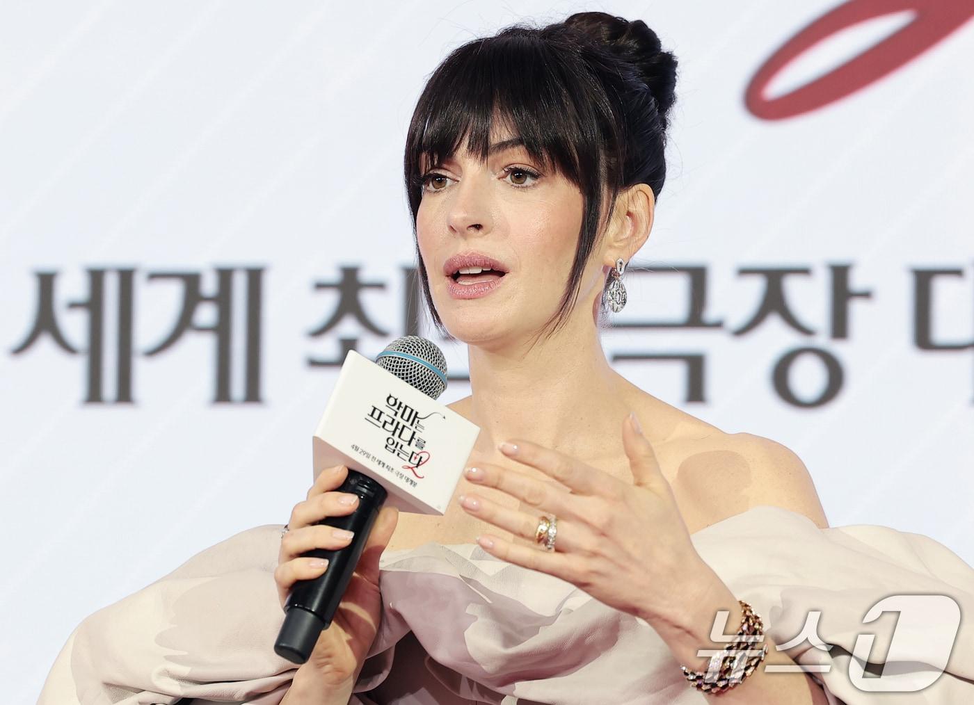 본문 이미지 - 배우 앤 해서웨이가 8일 서울 종로구 포시즌스 호텔 서울에서 열린 영화 '악마는 프라다를 입는다 2'(감독 데이빗 프랭클) 내한 기자간담회에 참석해 취재진 질문에 답하고 있다. ‘악마는 프라다를 입는다 2’는 전설적인 패션 매거진 런웨이의 편집장 미란다(메릴 스트립 분)와 20년 만에 기획 에디터로 돌아온 앤디(앤 해서웨이 분)가 럭셔리 브랜드의 임원이 된 에밀리(에밀리 블런트 분)와 재회하고, 완전히 달라진 미디어 환경 속에서 다시 한 번 패션계의 주도권을 잡기 위해 모든 커리어를 거는 이야기다. 2026.4.8 ⓒ 뉴스1 권현진 기자