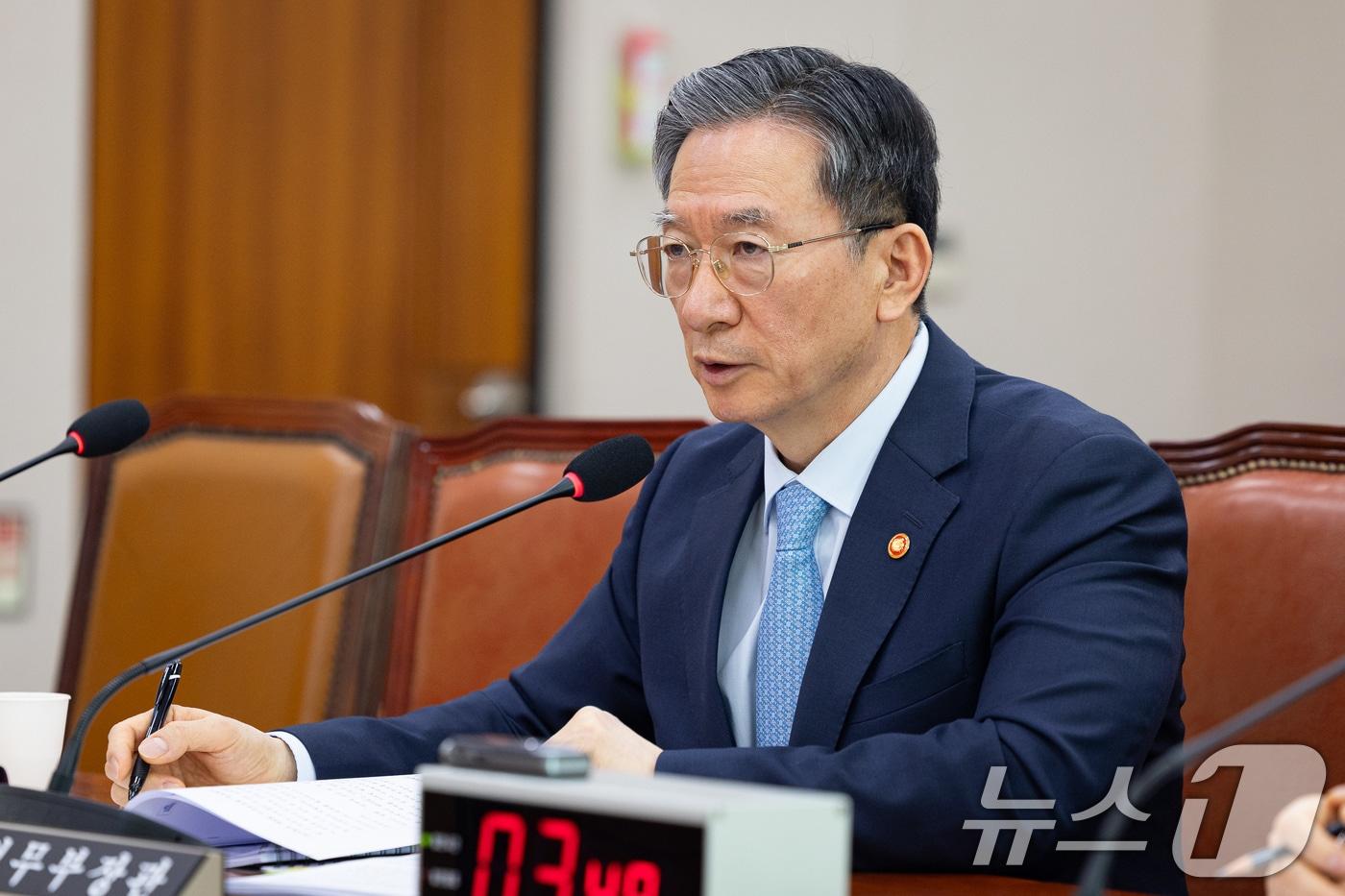 본문 이미지 - 정성호 법무부 장관이 8일 서울 여의도 국회에서 열린 제434회 국회(임시회) 법제사법위원회 제1차 전체회의에 출석해 의원 질의에 답하고 있다. 2026.4.8 ⓒ 뉴스1 유승관 기자