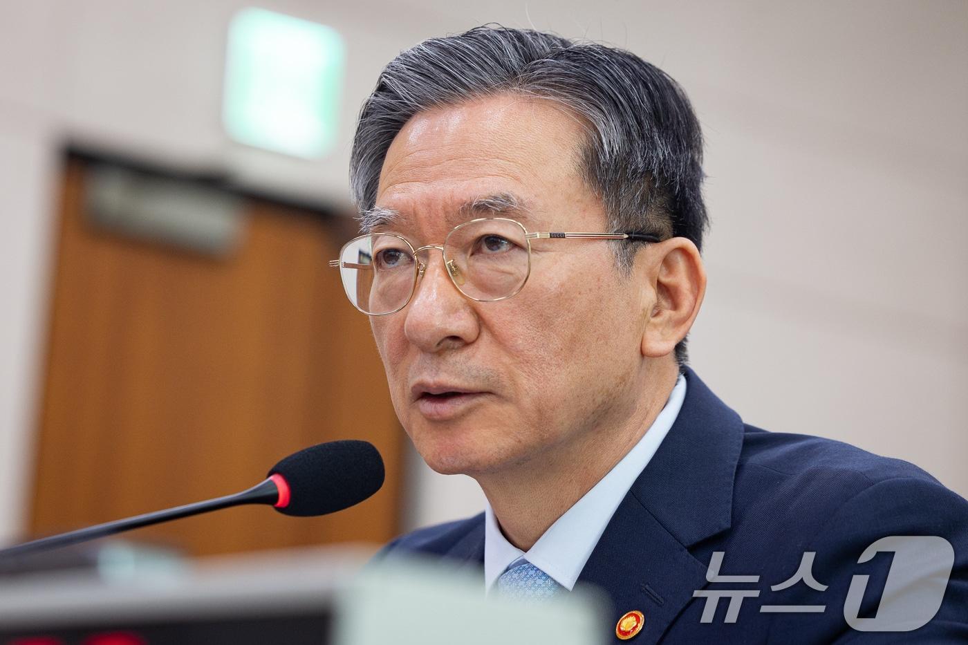 본문 이미지 - 정성호 법무부 장관이 8일 서울 여의도 국회에서 열린 제434회 국회(임시회) 법제사법위원회 제1차 전체회의에 출석해 의원 질의에 답하고 있다. 2026.4.8 ⓒ 뉴스1 유승관 기자