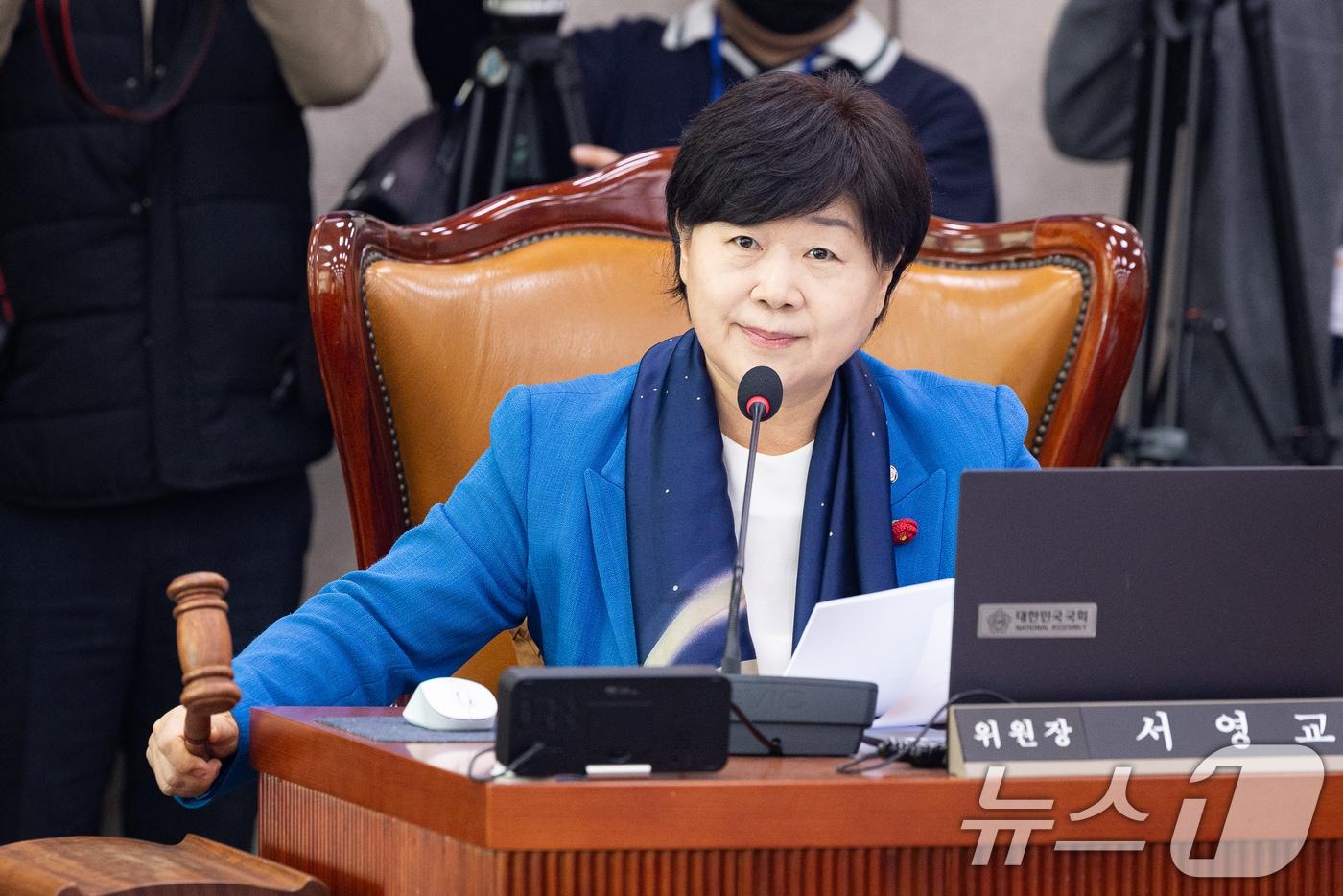 본문 이미지 - 서영교 국회 법제사법위원장이 8일 서울 여의도 국회에서 열린 제434회 국회(임시회) 법제사법위원회 제1차 전체회의에서 의사봉을 두드리고 있다. 2026.4.8 ⓒ 뉴스1 유승관 기자
