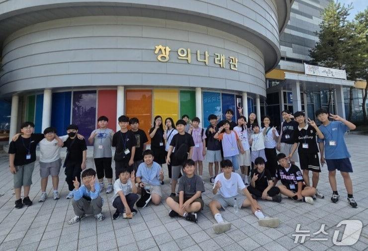 본문 이미지 - 광양교육지원청 발명교육센터가 3년 연속 우수발명교육센터로 지정됐다. 사지은 학생들이 고흥 우주과학관을 방문, 기념사진을 찍고 있는 모습.(전남교육청 제공, 재판매 및 DB금지)/뉴스1 