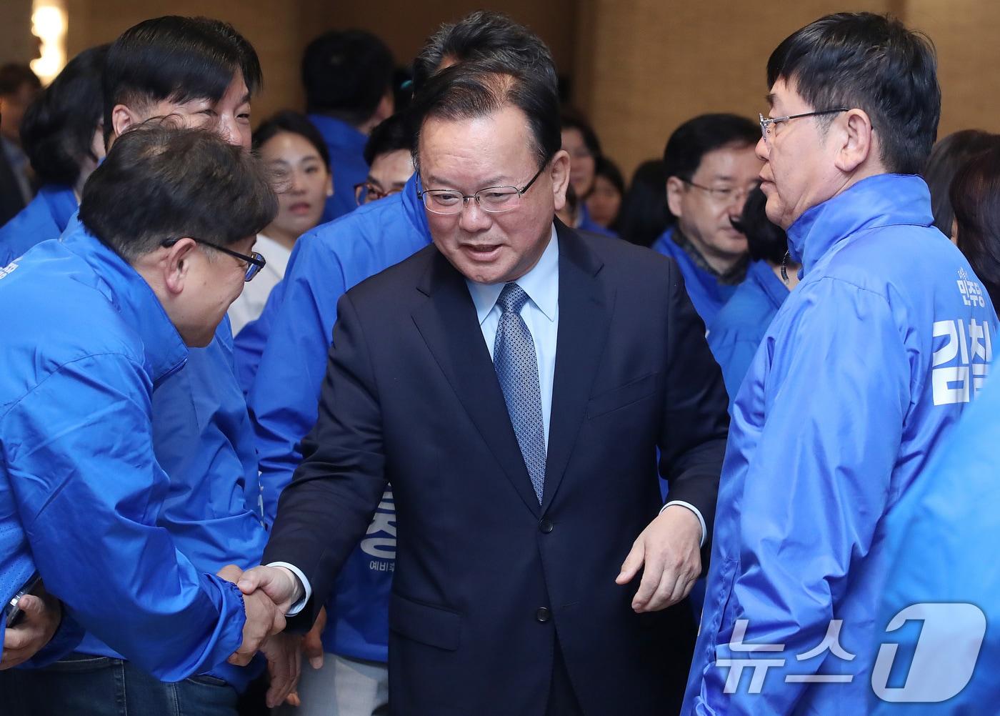 본문 이미지 - 대구시장 선거 출마를 선언한 김부겸 전 총리가 8일 오전 대구 북구 인터불고 엑스코 호텔에서 열린 더불어민주당 현장최고위원회의에서 민주당 지방선거 출마자와 인사 나누고 있다. 2026.4.8 ⓒ 뉴스1 공정식 기자