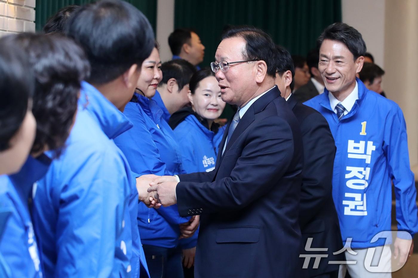 본문 이미지 - 거대 양당이 특정 지역에서 의석 등을 사실상 독식하는 지역구도 정치 지형 속에서 더불어민주당 열세 지역인 대구에서 민주당 당헌·당규 개정 운동이 시작됐다. 사진은 지난 4월 대구시장 선거 출마를 선언한 김부겸 전 총리가 대구 인터불고 엑스코호텔에서 열린 민주당 현장최고위원회의에서 지방선거 출마자와 인사를 나누고 있다. (사진은 기사 내용과 무관함) 2026.4.8 ⓒ 뉴스1 공정식 기자