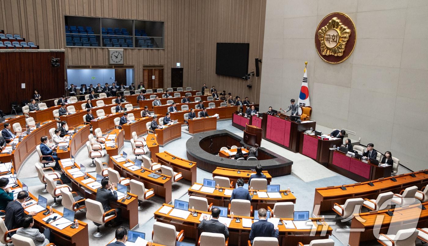 본문 이미지 - 지난 8일 서울 여의도 국회에서 열린 제434회국회(임시회) 예산결산특별위원회 제2차 전체회의에서 진성준 위원장이 의사 진행을 하고 있다. 2026.4.8 ⓒ 뉴스1 이승배 기자