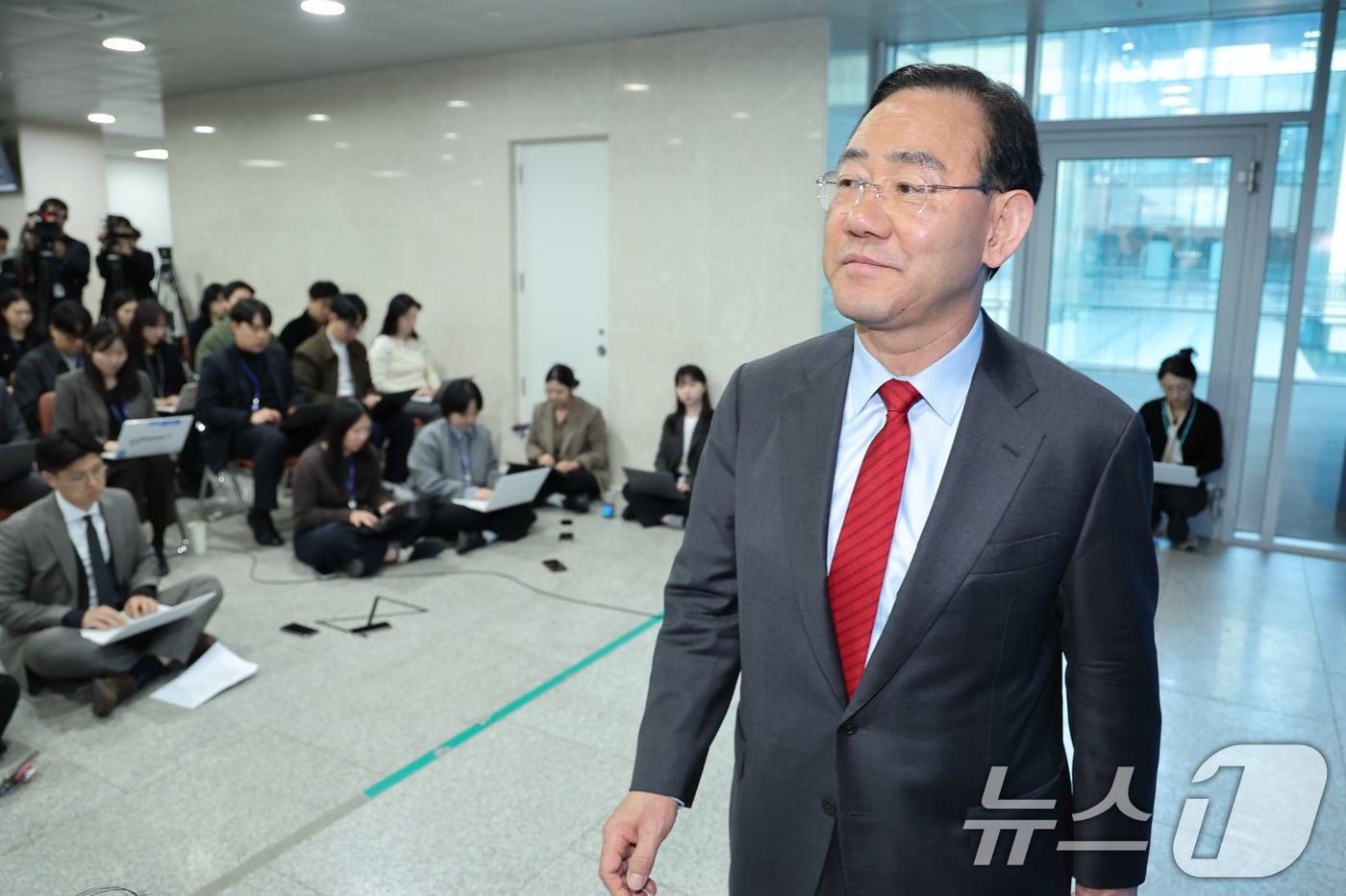 본문 이미지 - 6.3 지방선거 국민의힘 대구시장 경선에서 컷오프(공천 배제)된 주호영 국회부의장이 8일 서울 여의도 국회에서 컷오프 관련 기자회견을 마친 후 소통관을 나서고 있다. 2026.4.8 ⓒ 뉴스1 신웅수 기자