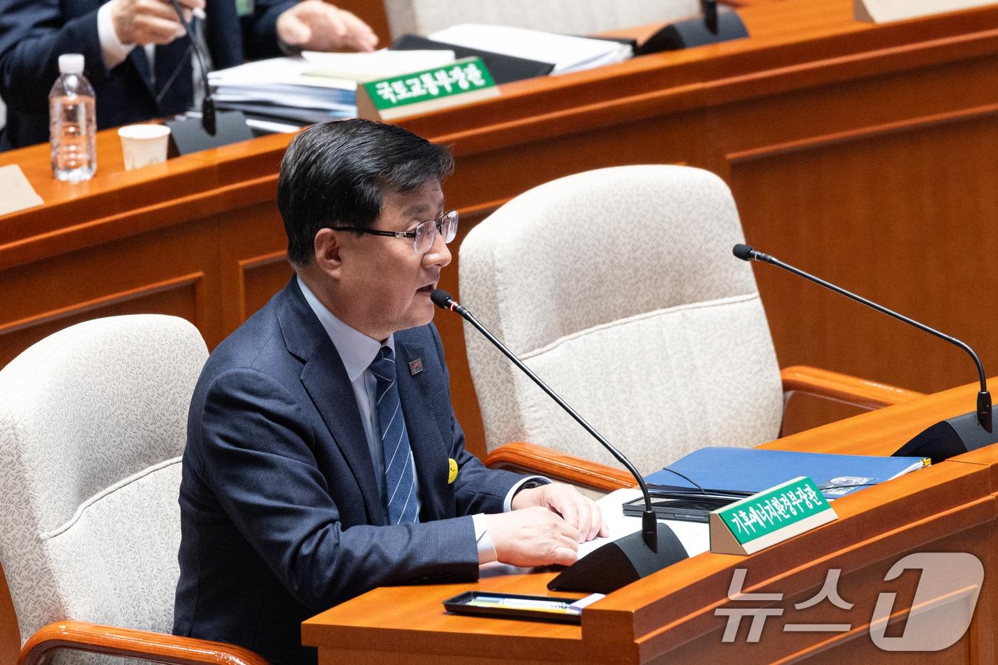 본문 이미지 - 김성환 기후에너지환경부 장관이 의원 질의에 답변하고 있다. 2026.4.8 ⓒ 뉴스1 이승배 기자