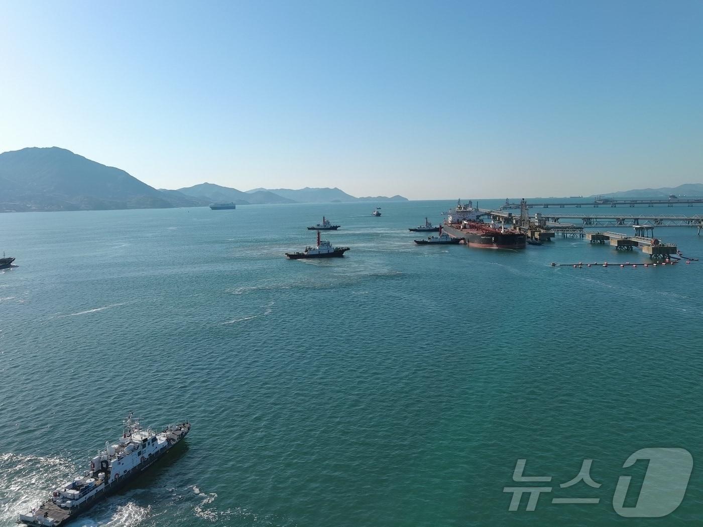 본문 이미지 - 여수해경이 8일 8만톤급 대형 유조선 NANTUCKET호가 안전하게 원유부두로 입항할 수 있도록 호송을 진행하고 있다. (여수해경 제공. 재판매 및 DB금지) ⓒ 뉴스1 김성준 기자