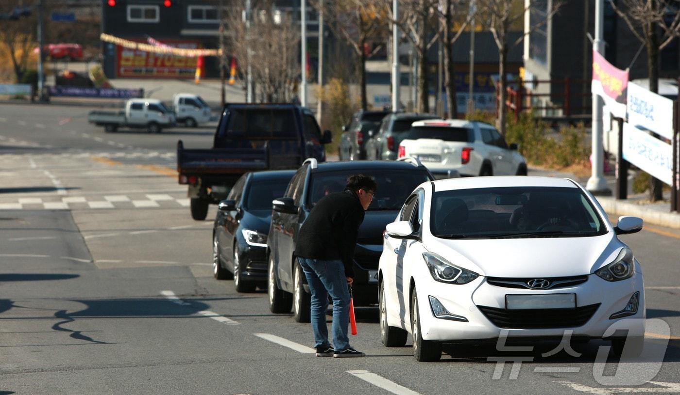 본문 이미지 - 공공기관 차량 2부제와 관련해 충북 제천시청에서 2부제 대상 차량이 입구에서 되돌아갔다. ⓒ 뉴스1 손도언 기자