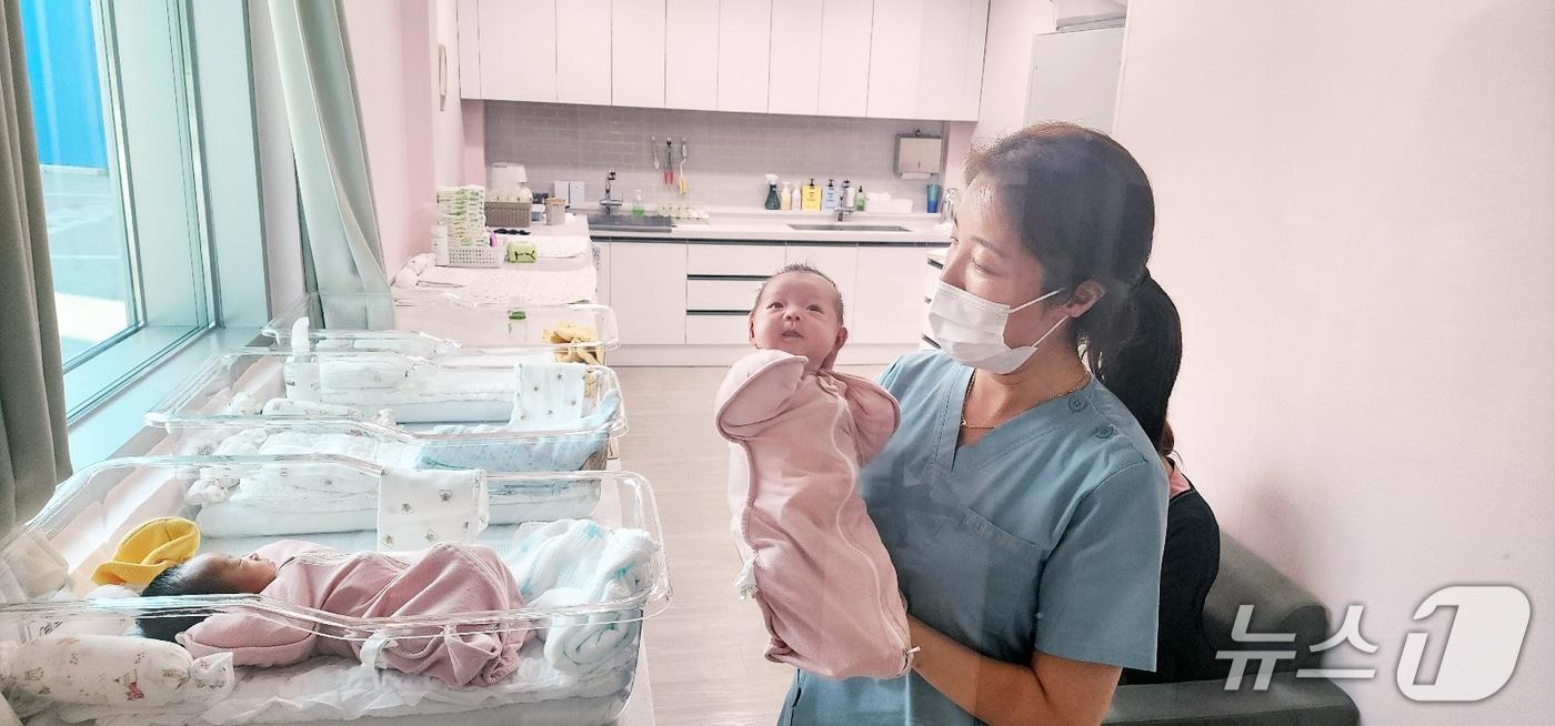 본문 이미지 - 화천군, 공공 산후 조리원에서 돌보고 있는 아기들.(화천군 제공, 재판매 및 DB금지)