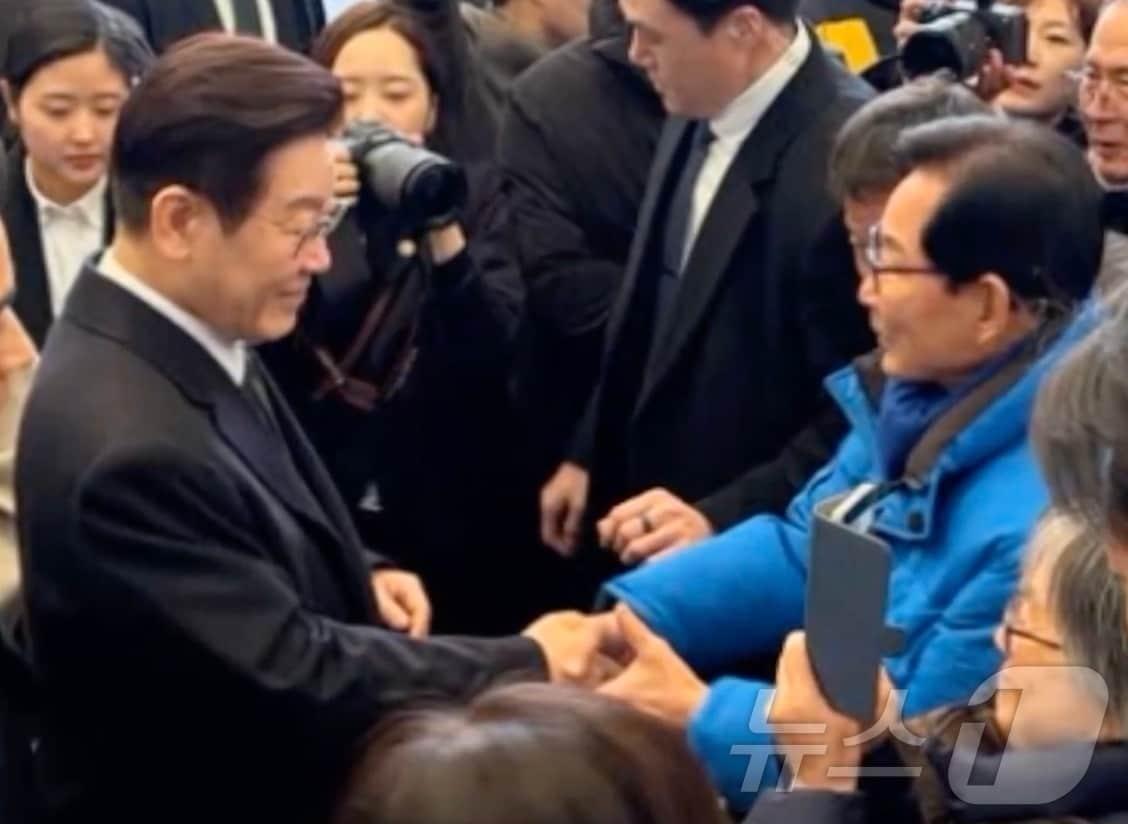 본문 이미지 - 지난 2월 이재명 대통령 충주 방문 사진에 3년 전 이재명 선대위원장의 지지 발언을 입힌 논란의 동영상 캡처. ⓒ 뉴스1 윤원진 기자