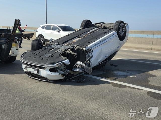본문 이미지 - 인천대교 위 전복된 차량 (뉴스1 제보자 제공.재판매 및 DB금지)