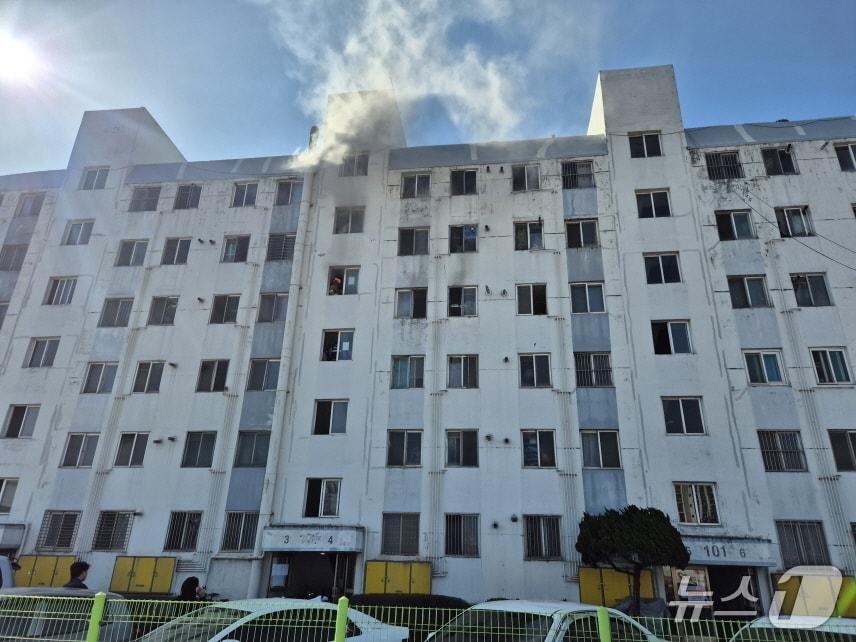 본문 이미지 - 당진 송악읍 반촌리 아파트 화재 현장. (당진소방서 제공, 재판매 및 DB금지) / 뉴스1