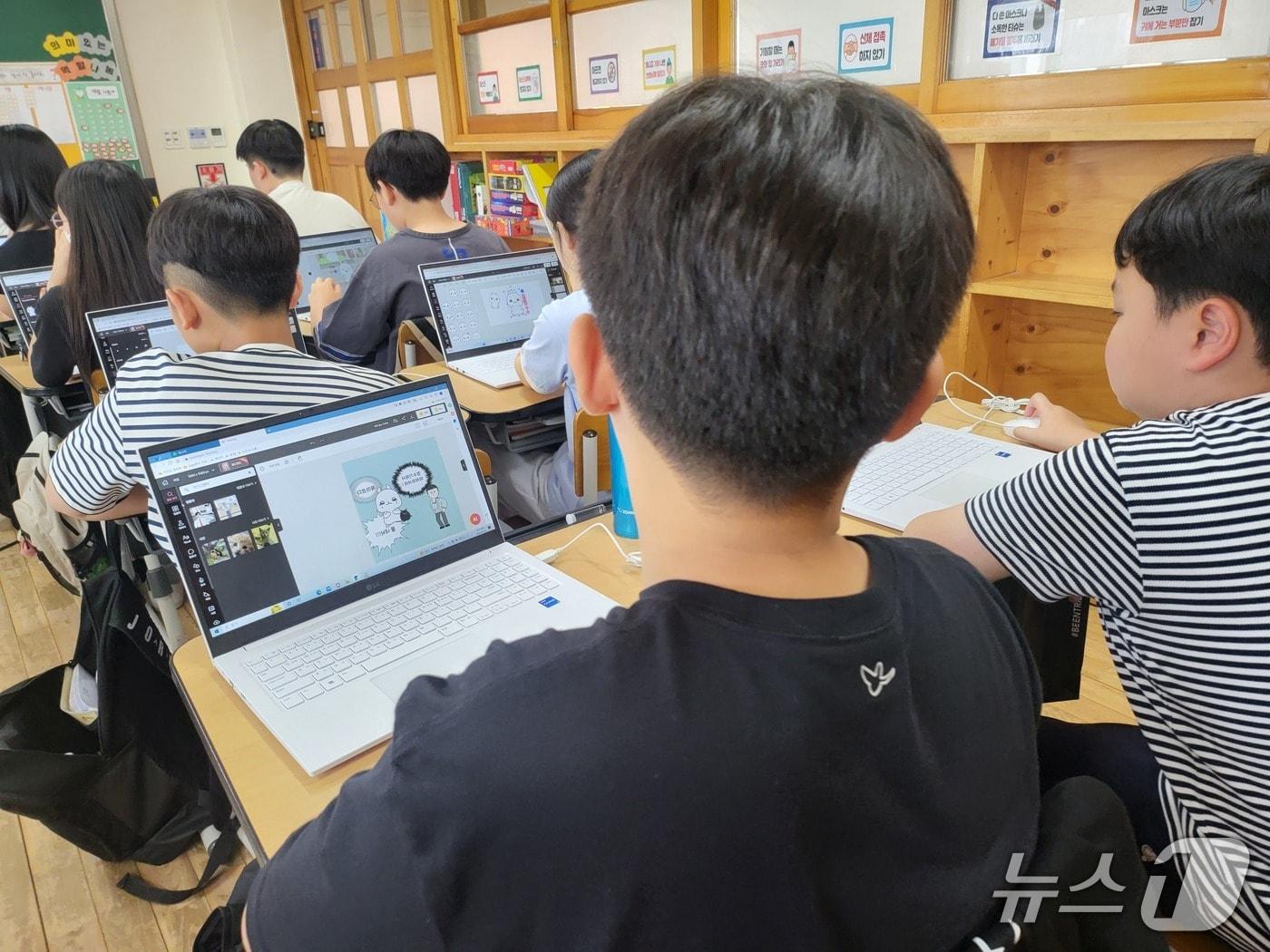본문 이미지 - 충남교육청이 도입한 인공지능 웹툰 제작 서비스를 이용해 학생이 수업을 듣고 있는 모습. (충남교육청 제공, 재판매 및 DB금지) / 뉴스1 