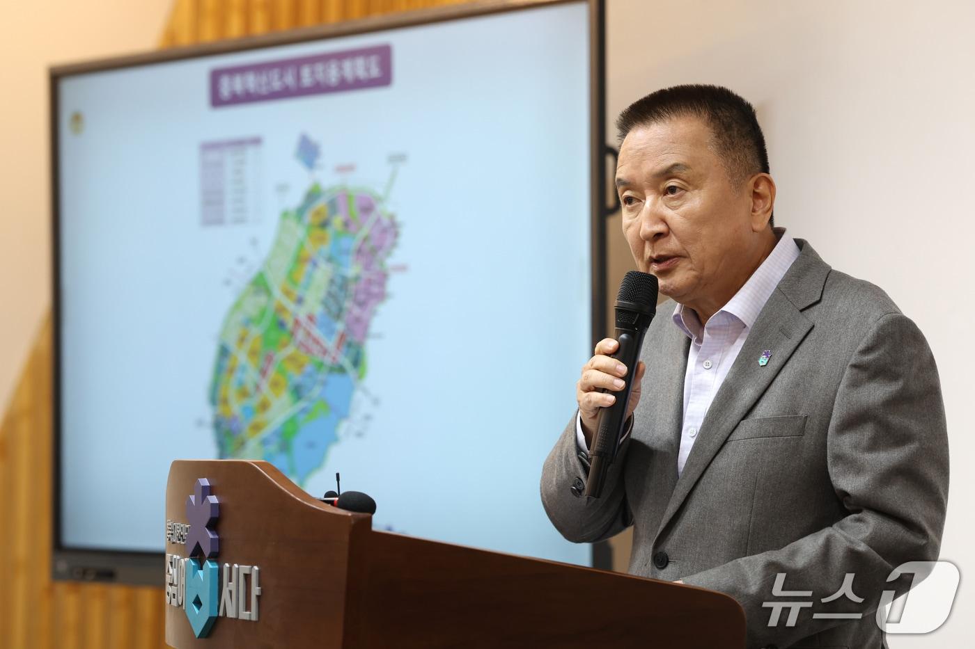 본문 이미지 - 김영환 충북지사가 8일 도청 브리핑룸에서 정부의 공공기관 2차 이전 추진과 관련한 계획을 발표하고 있다. (충북도 제공. 재판매 및 DB금지)