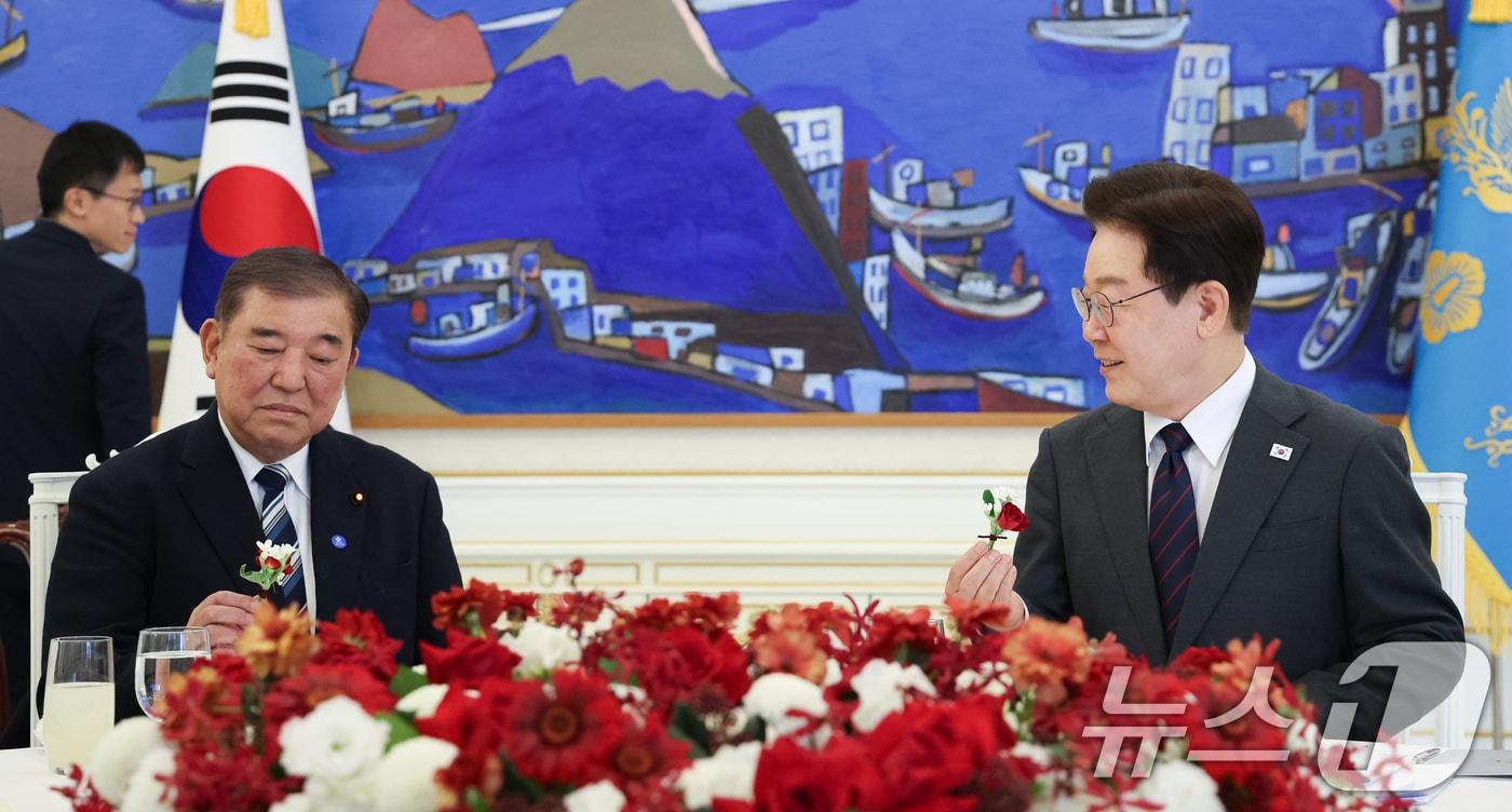 본문 이미지 - 이재명 대통령과 이시바 시게루 전 일본 총리가 8일 청와대에서 꽃을 들어보이고 있다. 2026.4.8 ⓒ 뉴스1 허경 기자