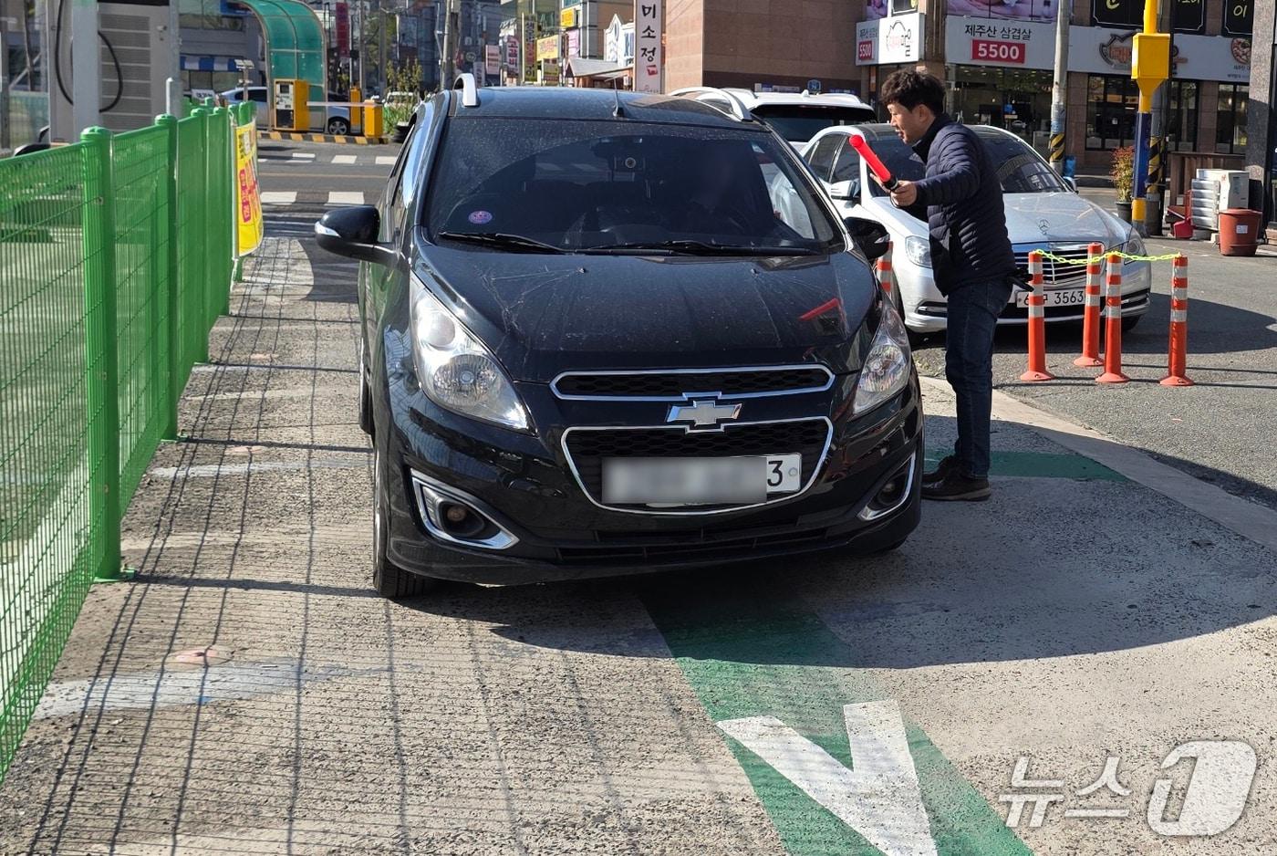 본문 이미지 - 8일 오전 울산 남구 삼산공영주차장에서 울산시설공단 직원이 5부제 위반 차량에 대해 회차 안내를 하고 있다. 2026.4.8 ⓒ 뉴스1 조민주 기자