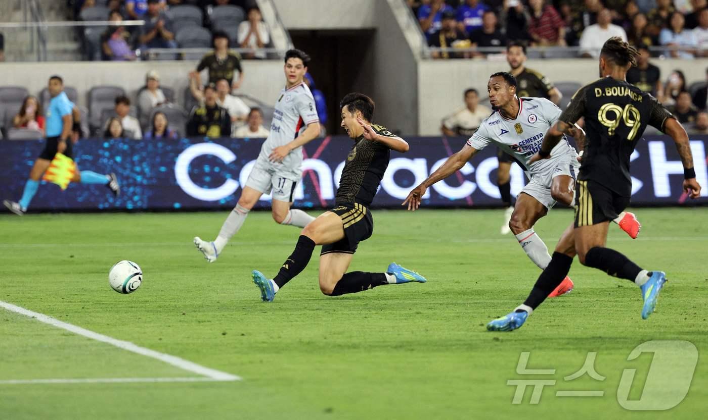 본문 이미지 - LA FC 손흥민이 8일 8일(한국시간) 미국 캘리포니아주 로스앤젤레스의 BMO 스타디움에서 열린 크루즈 아술(멕시코)과 2026 북중미카리브해축구연맹(CONCACAF) 챔피언스컵 8강 1차전에서 선제 결승골을 넣고 있다.   ⓒ AFP=뉴스1
