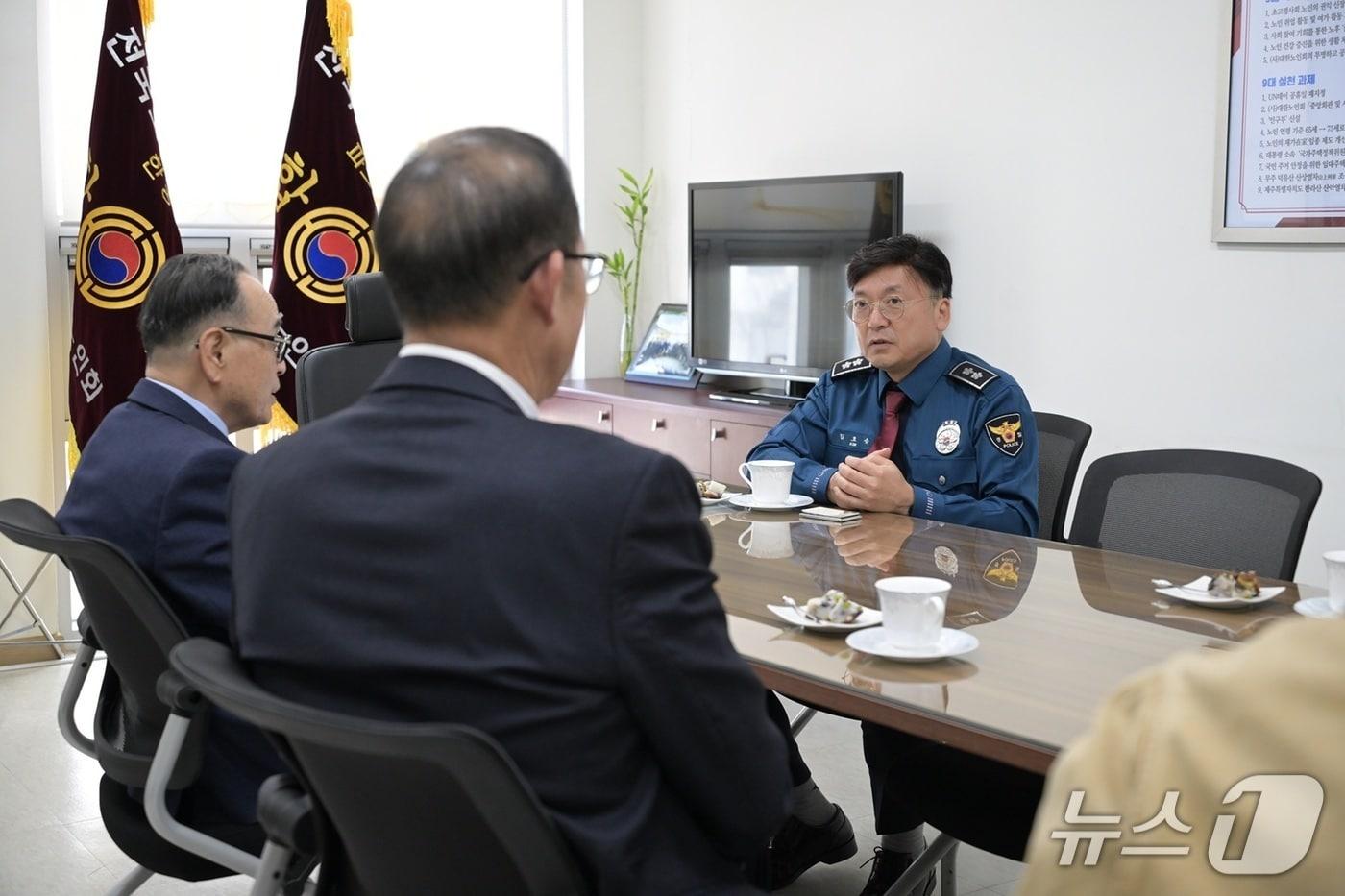 본문 이미지 - 김호승 충남경찰청장이 대안노인회 충남지회를 방문해 현장 관게자들과 면담하고 있다. (충남경찰청 제공, 재판매 및 DB금지) / 뉴스1 