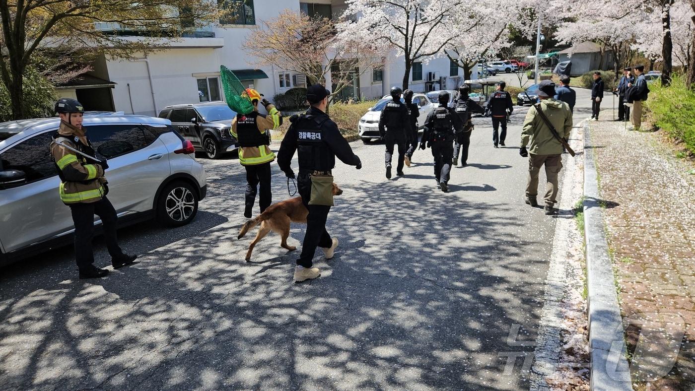 본문 이미지 - 8일 대전 오월드에서 늑대 1마리가 탈출한 가운데 소방, 경찰, 오월드, 금강유역환경청, 엽사 등이 수색 및 포획 작업을 하고 있다. (대전소방본부 제공. 재판매 및 DB금지) 2026.4.8.