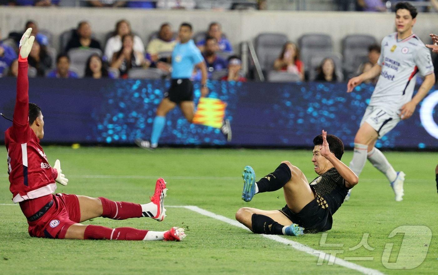본문 이미지 - LA FC 손흥민이 8일 8일(한국시간) 미국 캘리포니아주 로스앤젤레스의 BMO 스타디움에서 열린 크루즈 아술(멕시코)과 2026 북중미카리브해축구연맹(CONCACAF) 챔피언스컵 8강 1차전에서 선제 결승골을 넣고 있다.   ⓒ AFP=뉴스1