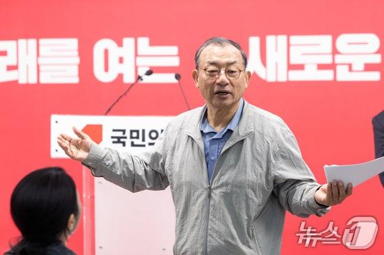 본문 이미지 - 이정현 국민의힘 공천관리위원장이 지난달 31일 서울 여의도 중앙당사에서 50만 이상 도시 경선 결과를 발표하고 있다. 2026.3.31/뉴스1 