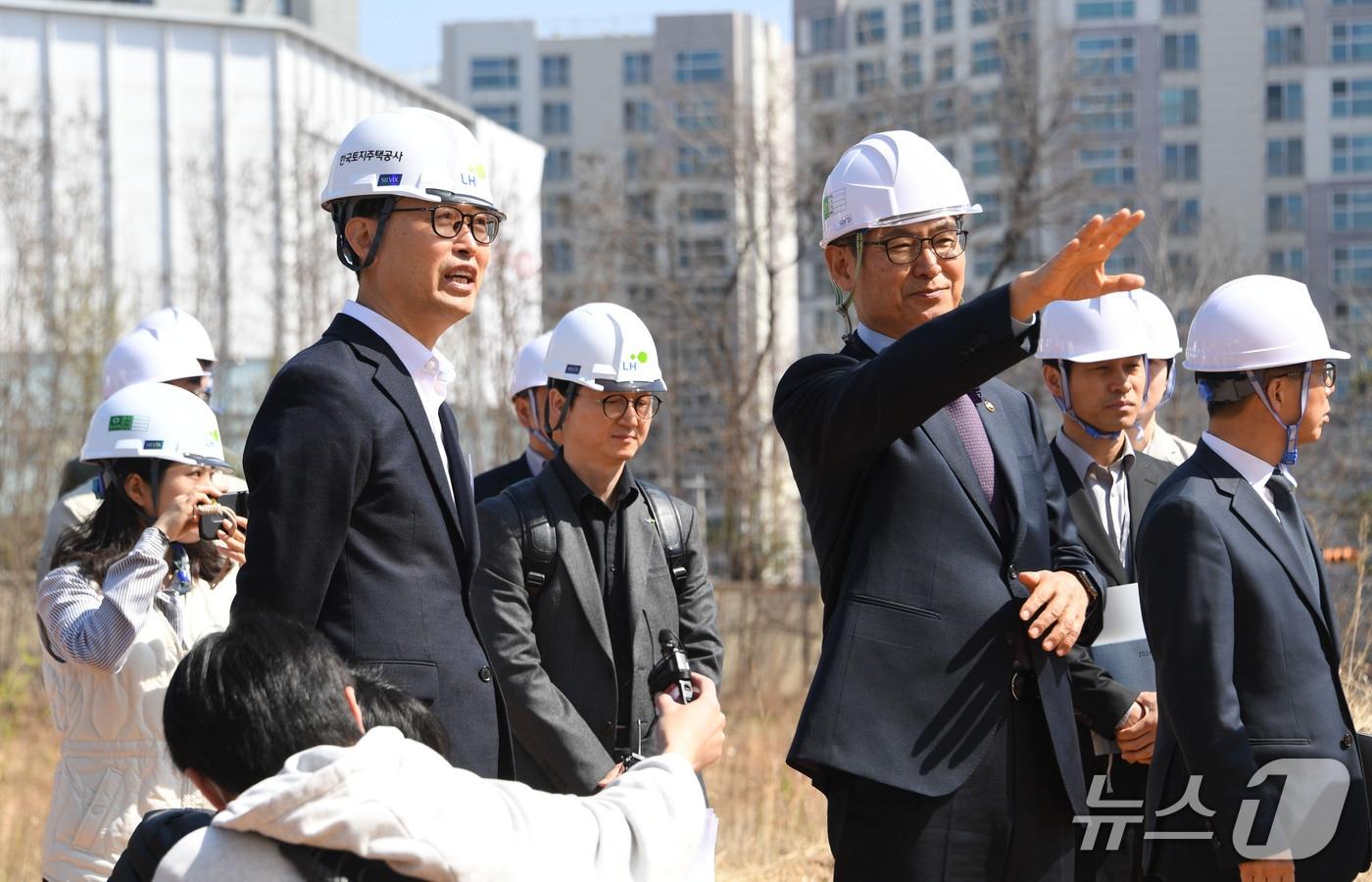본문 이미지 - 8일 허장 재정경제부 2차관이 서울 강서 군부지 공공주택 개발 현장을 방문해 현장을 살펴보고 있다. (재정경제부 제공)