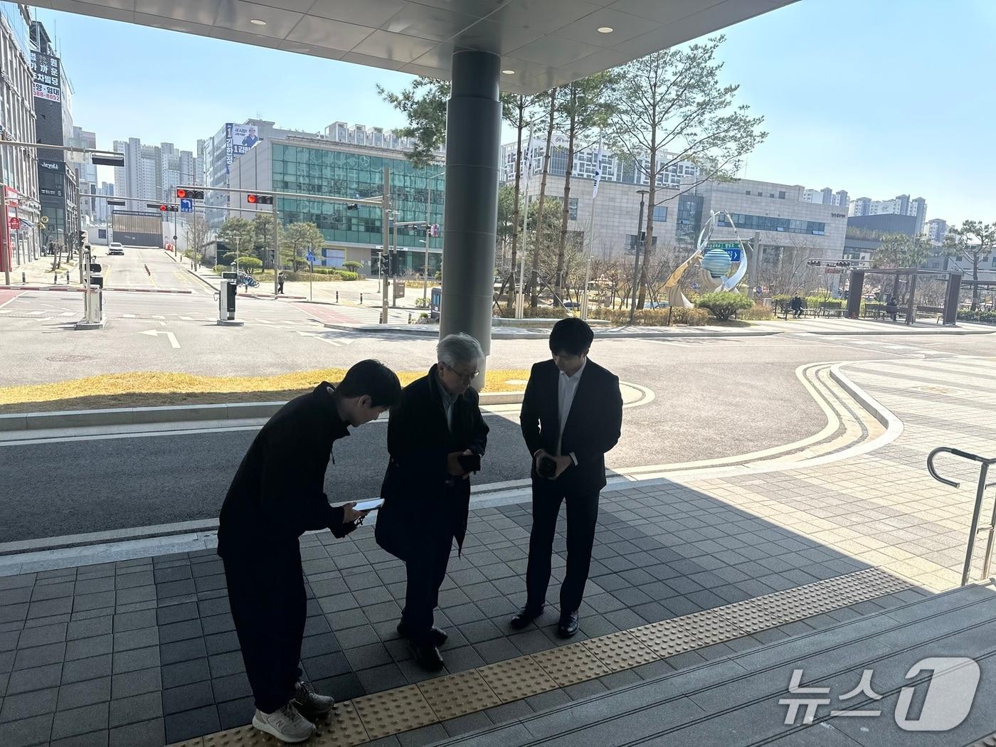 본문 이미지 - 김창민 감독의 아버지가 8일 오후 의정부지검 남양주지청으로 출석하는 모습. /뉴스1 이상휼 기자