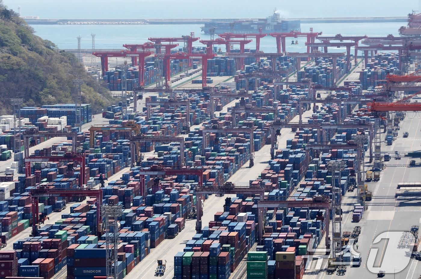 본문 이미지 - 부산항 신선대부두 야적장에 컨테이너가 가득 쌓여 있다.ⓒ 뉴스1 윤일지 기자