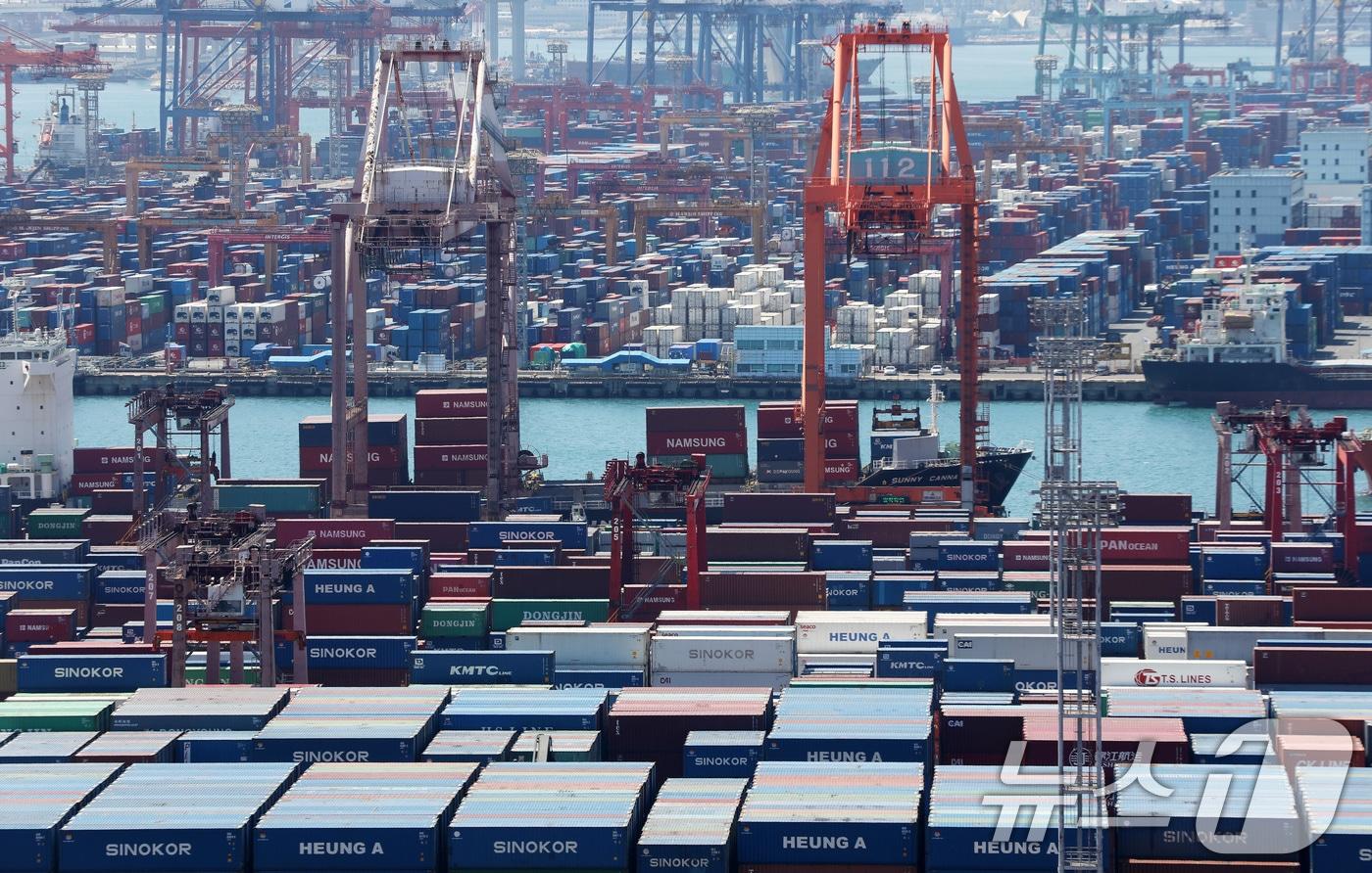 본문 이미지 - 8일 부산항 신선대부두와 감만부두 야적장에 컨테이너가 가득 쌓여 있다. 2026.4.8 ⓒ 뉴스1 윤일지 기자