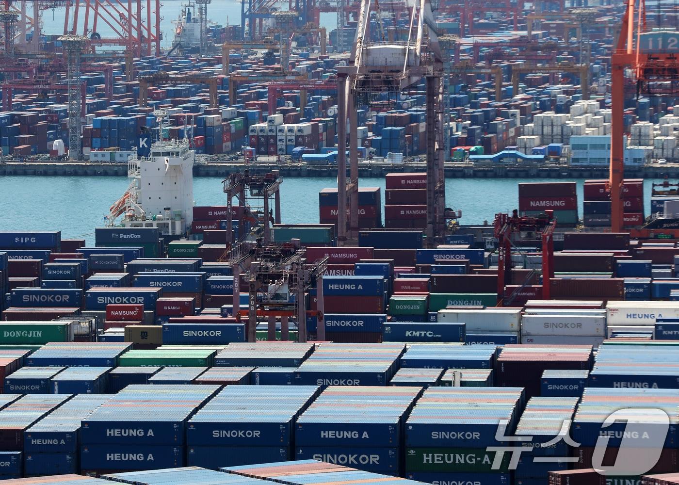 본문 이미지 - 8일 부산항 신선대부두와 감만부두 야적장에 컨테이너가 가득 쌓여 있다. 2026.4.8 ⓒ 뉴스1 윤일지 기자