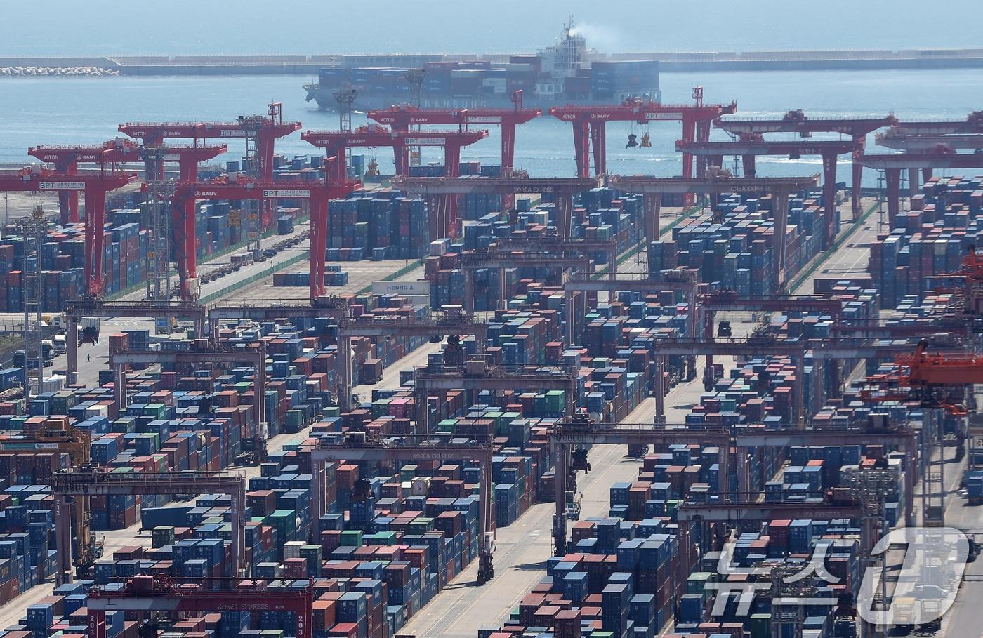 본문 이미지 - 부산항 신선대부두 전경  2026.4.8 ⓒ 뉴스1 윤일지 기자