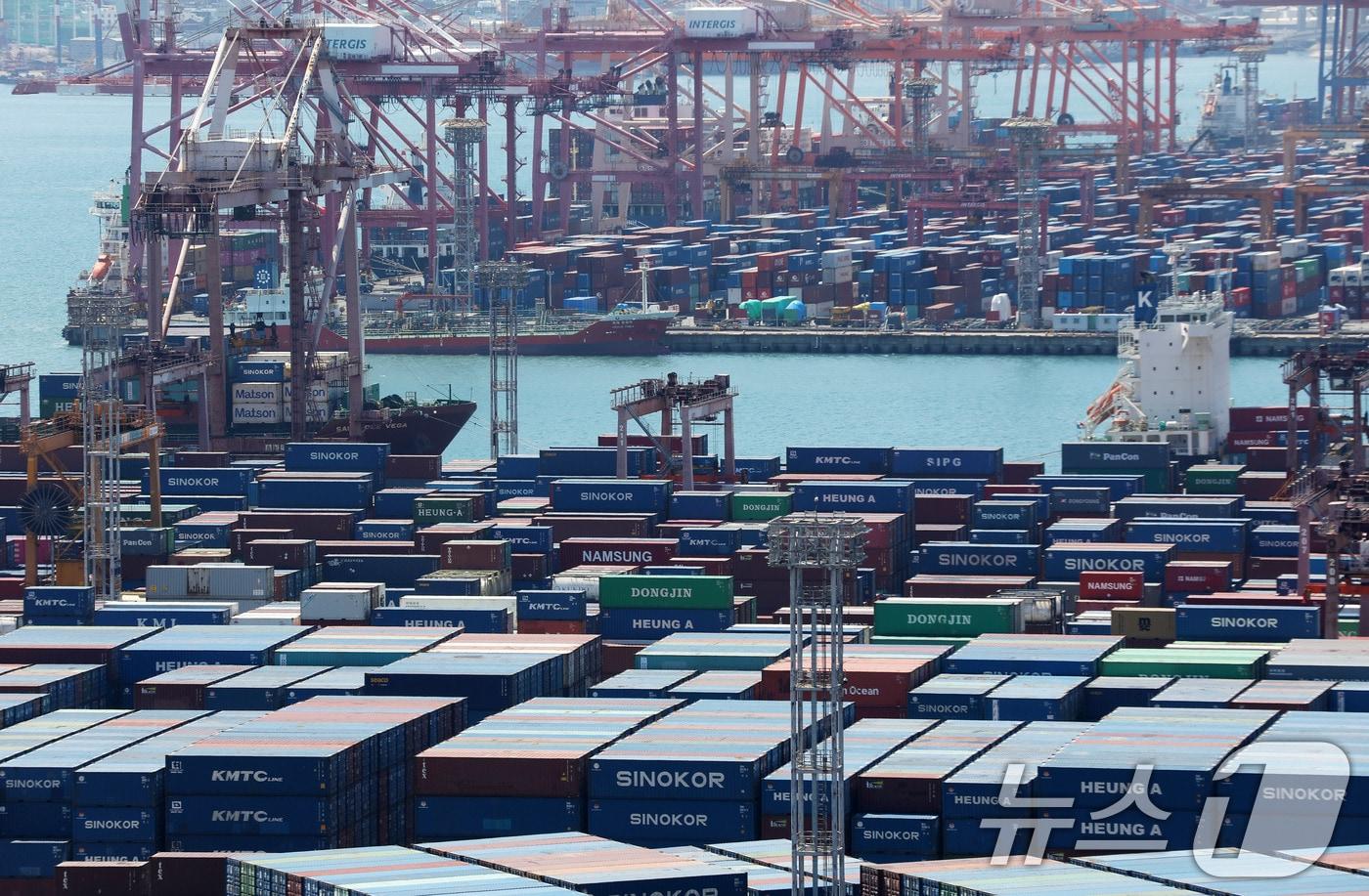 본문 이미지 - 8일 부산항 신선대부두와 감만부두 야적장에 컨테이너가 가득 쌓여 있다.(자료사진)  2026.4.8 ⓒ 뉴스1 윤일지 기자
