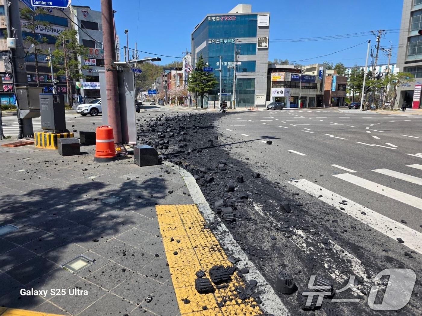 본문 이미지 - 8일 오전 11시 40분쯤 경북 포항시 북구 육거리 교차로에서 트럭에 실려있던 수백장이 도로에 쏟아져 운전자들이 불편을 겪었다. 경찰과 북구청은 1시간여 교통을 통제하고 현장을 정리했다.(독자 제공, 재판매 및 DB금지) 2026.4.8 ⓒ 뉴스1 최창호 기자