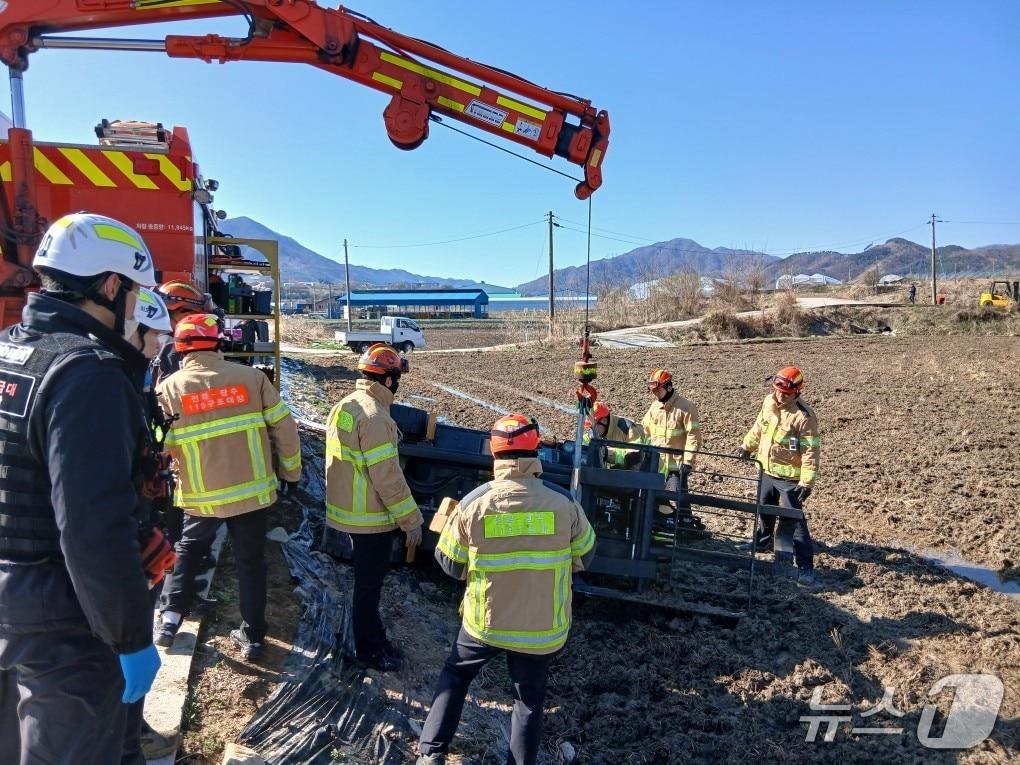 본문 이미지 - 8일 오전 8시 39분께 전북 장수군 장수읍의 한 농로에서 주행 중이던 지게차가 1m 아래 논밭으로 추락해 전도됐다.(전북소방본부 제공. 재판매 및 DB금지)