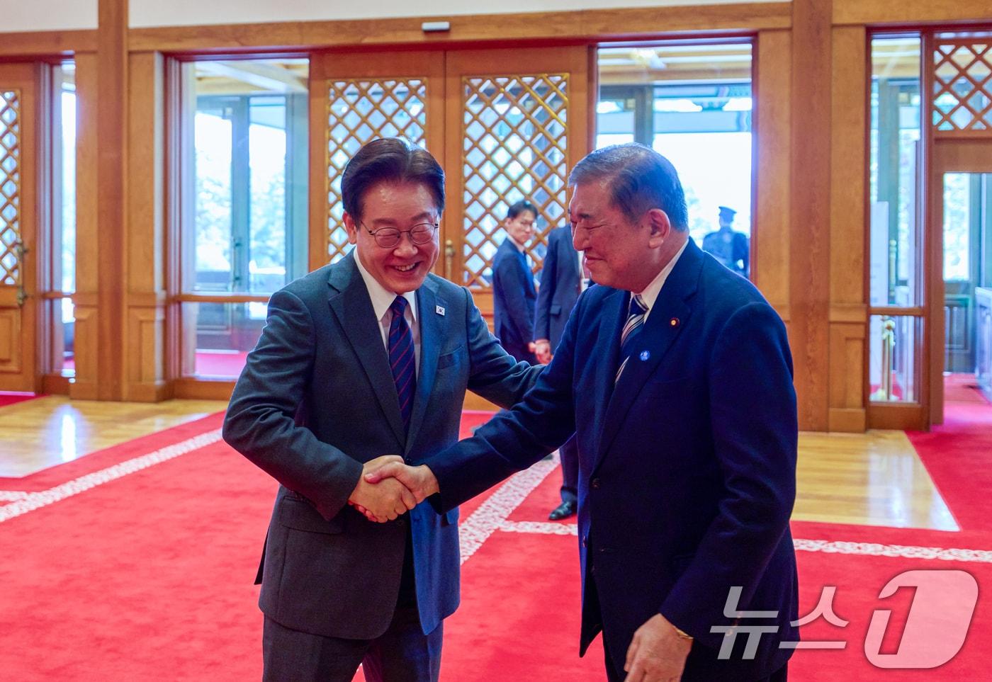 본문 이미지 - 이재명 대통령과 이시바 시게루 전 일본 총리가 8일 청와대에서 악수하고 있다. (청와대 제공. 재판매 및 DB 금지) 2026.4.8 ⓒ 뉴스1 허경 기자