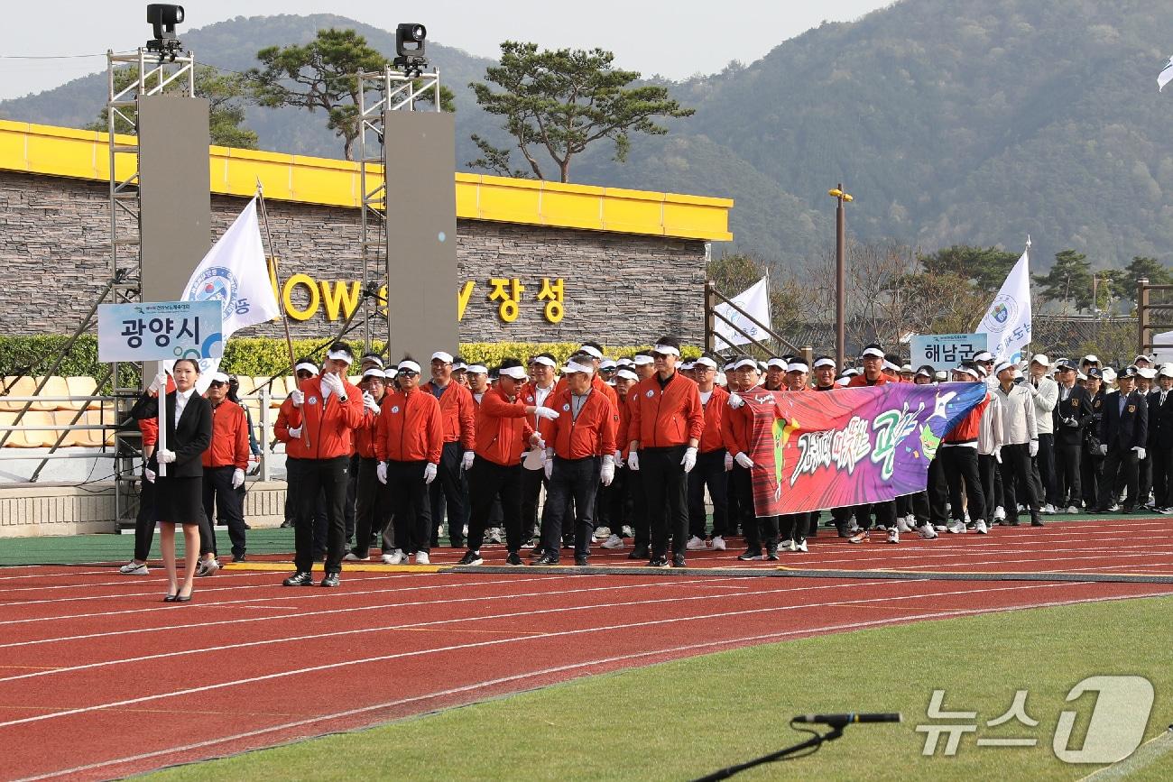본문 이미지 - 광양시가  9일 출정식을 갖고 '제65회 전라남도체육대회'에 종합 1위를 목표로 23개 종목 436명의 선수단을 파견한다.(광양시 제공)