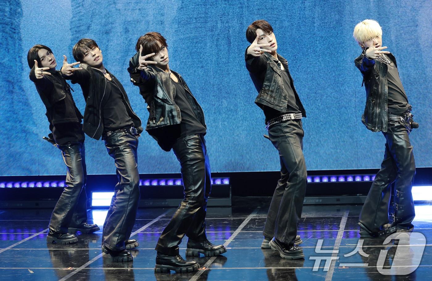 본문 이미지 - 그룹 키빗업이 8일 서울 마포구 NOL씨어터 합정 동양생명홀에서 열린 첫 EP 앨범 ‘KEYVITUP(키빗업)’ 쇼케이스에서 타이틀 곡을 선보이고 있다. ⓒ 뉴스1 권현진 기자