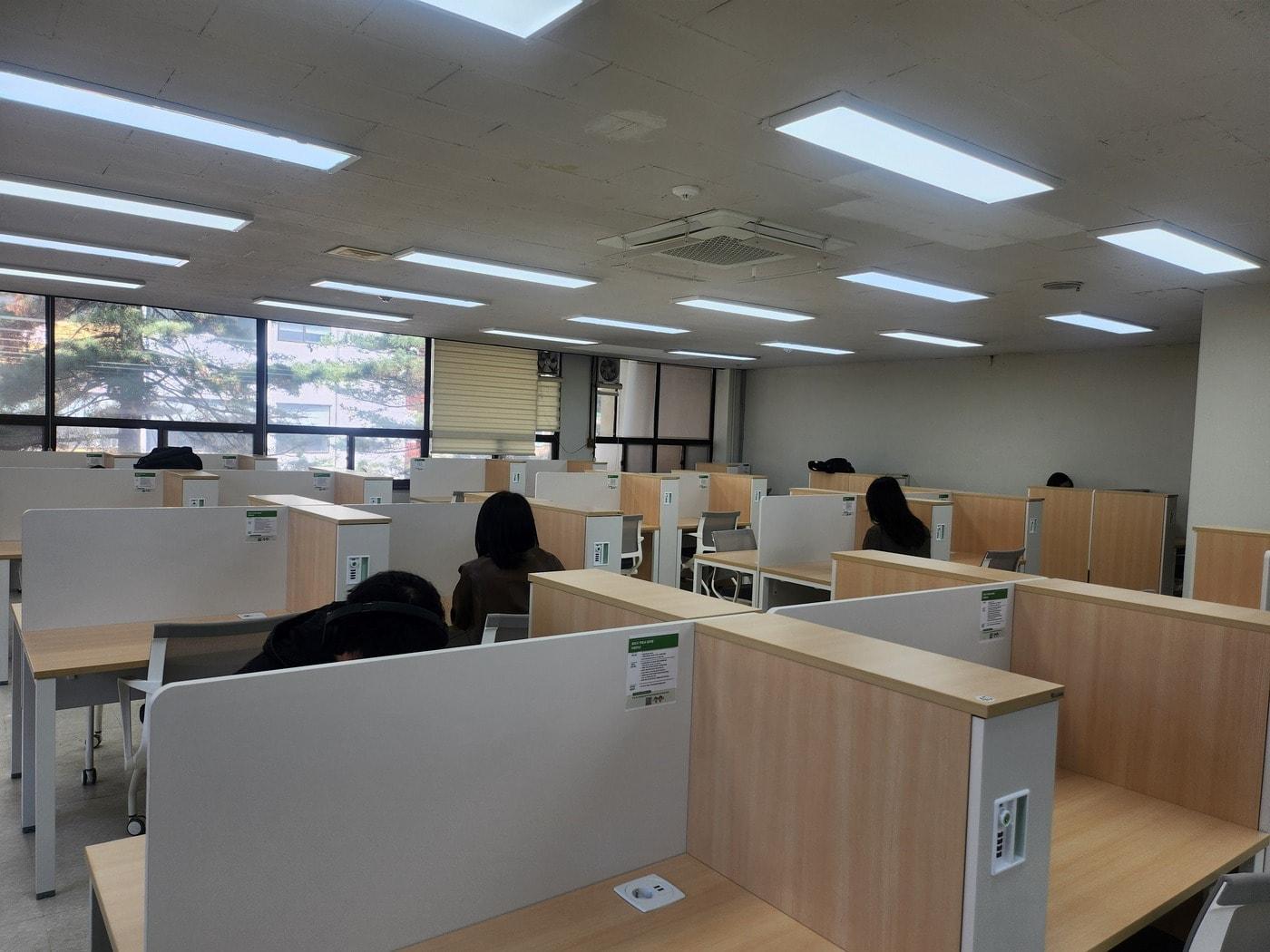 본문 이미지 - 광진구청 옛청사에 조성된 공부방 모습