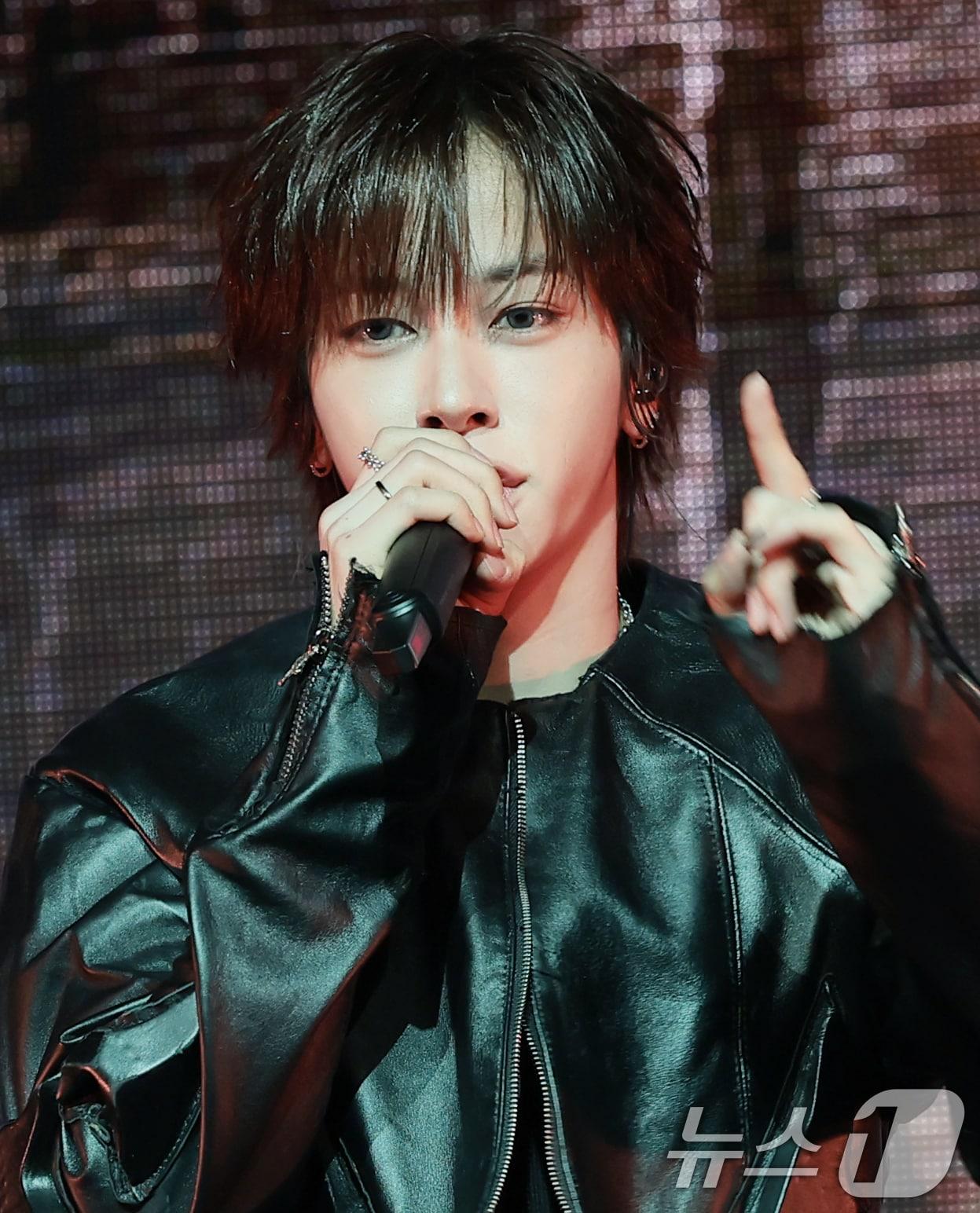 본문 이미지 - 그룹 키빗업 루키아가 8일 서울 마포구 NOL씨어터 합정 동양생명홀에서 열린 첫 EP 앨범 ‘KEYVITUP(키빗업)’ 쇼케이스에서 타이틀 곡을 선보이고 있다. 2026.4.8 ⓒ 뉴스1 권현진 기자