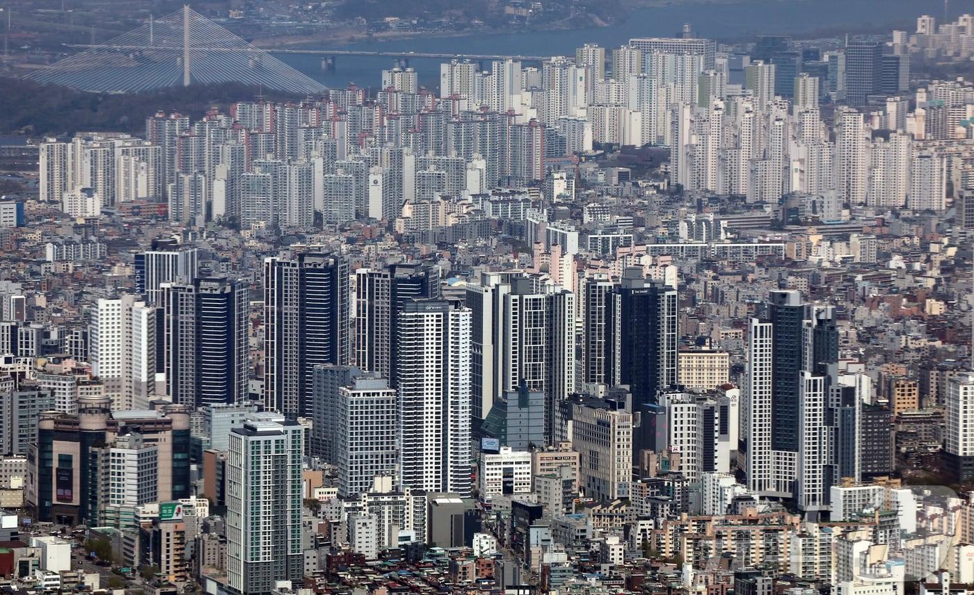 본문 이미지 - 서울 송파구 롯데월드 타워에서 바라본 아파트 단지. 2026.4.8 ⓒ 뉴스1 김진환 기자