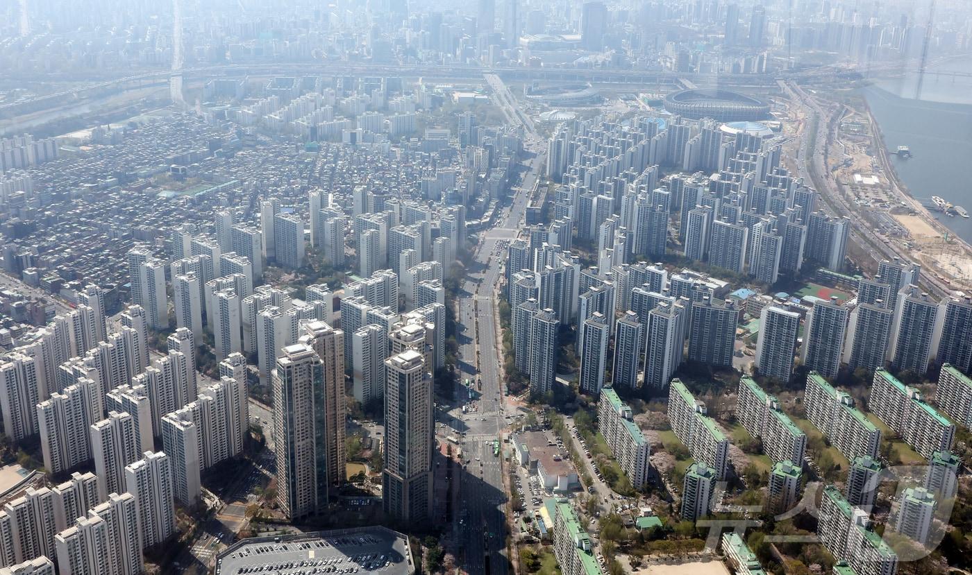 본문 이미지 - 서울 송파구 롯데월드 타워에서 바라본 아파트 단지. ⓒ 뉴스1 김진환 기자