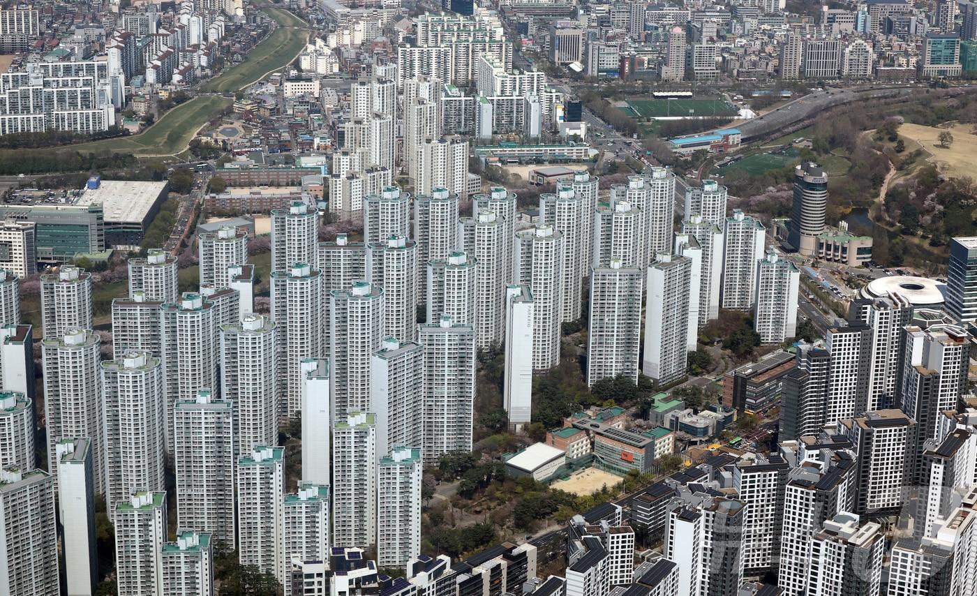 본문 이미지 - 서울 송파구 롯데월드 타워에서 바라본 아파트 단지. 2026.4.8 ⓒ 뉴스1 김진환 기자