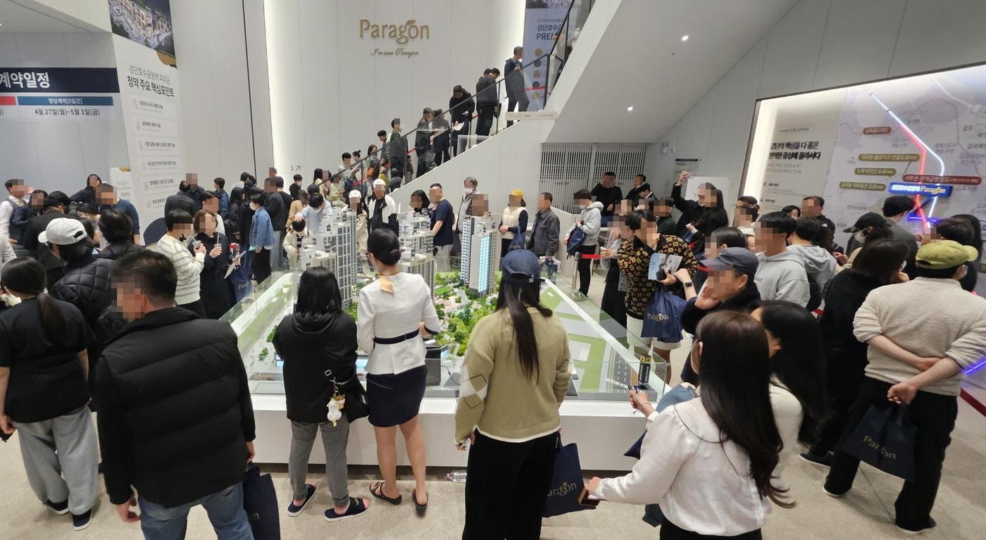 본문 이미지 - 검단호수공원역 파라곤 견본주택 내부 모습.(동양건설산업 제공)