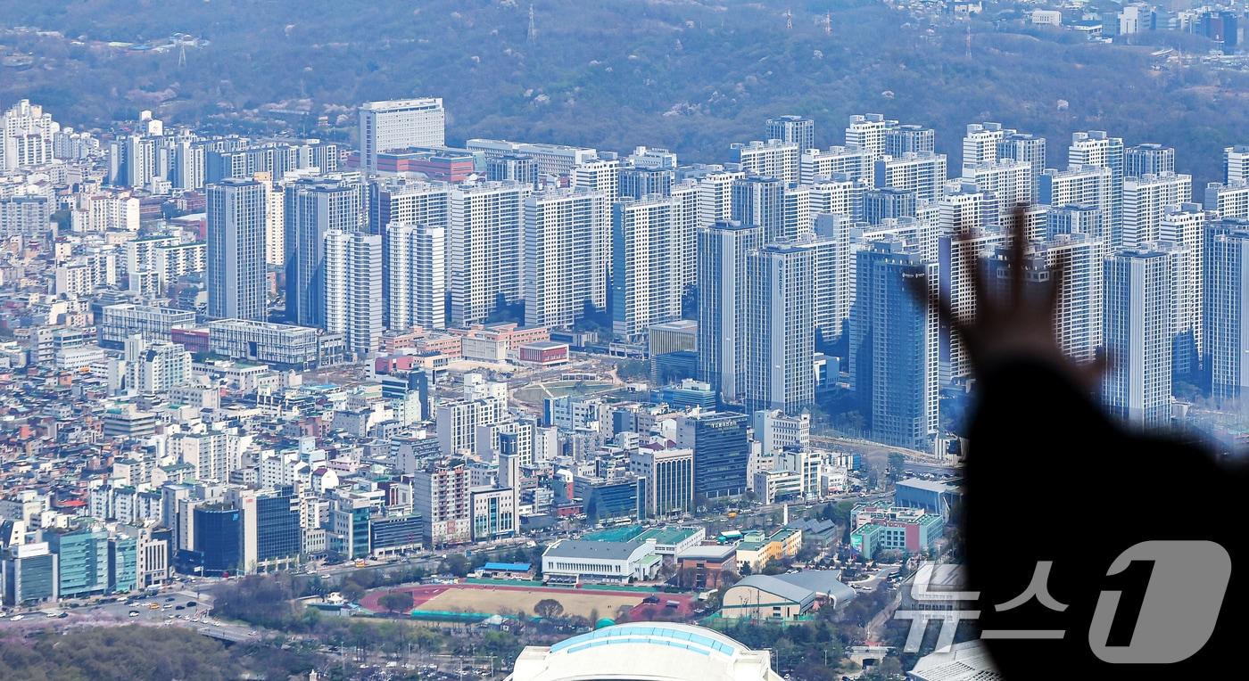 본문 이미지 - 서울 송파구 롯데월드 타워에서 바라본 아파트 단지. 2026.4.8 ⓒ 뉴스1 김진환 기자