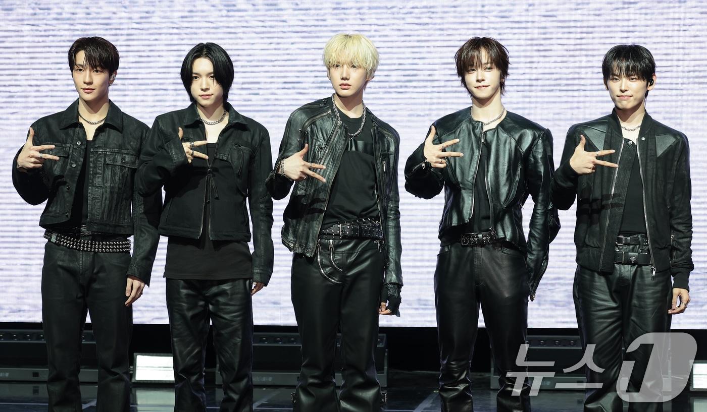 본문 이미지 - 그룹 키빗업 재인(왼쪽부터)과 세나, 현민, 루키아, 태환이 8일 서울 마포구 NOL씨어터 합정 동양생명홀에서 열린 첫 EP 앨범 ‘KEYVITUP(키빗업)’ 쇼케이스에서 포즈를 취하고 있다. 2026.4.8 ⓒ 뉴스1 권현진 기자
