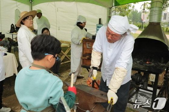 본문 이미지 - 지난해 울산 북구 달천철장에서 '울산쇠부리축제'가 열린 모습.2025.5.11.ⓒ 뉴스1 김세은 기자