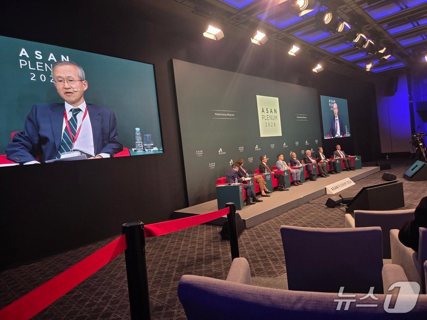 본문 이미지 - 자칭궈 베이징대 교수, 알렉산더 니키틴 모스크바 국제관계연구원 교수, 랜달 슈라이버 전 미국 국방부 동아태차관보, 임성남 전 외교부 제1차관, 오카노 마사타카 전 일본 국가안보보좌관이 8일 서울 용산구 그랜드 하얏트 서울에서 열린 '아산 플래넘 2026' 세션 2에서 발언하고 있다. 2026.04.08. (정윤영 기자)