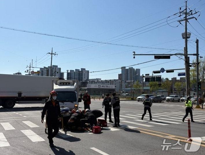 본문 이미지 - 8일 오전 9시 32분께 전북 익산시 동산동의 한 사거리에서 1톤 화물차가 보행자를 치는 사고가 발생했다.(전북소방본부 제공. 재판매 및 DB금지)