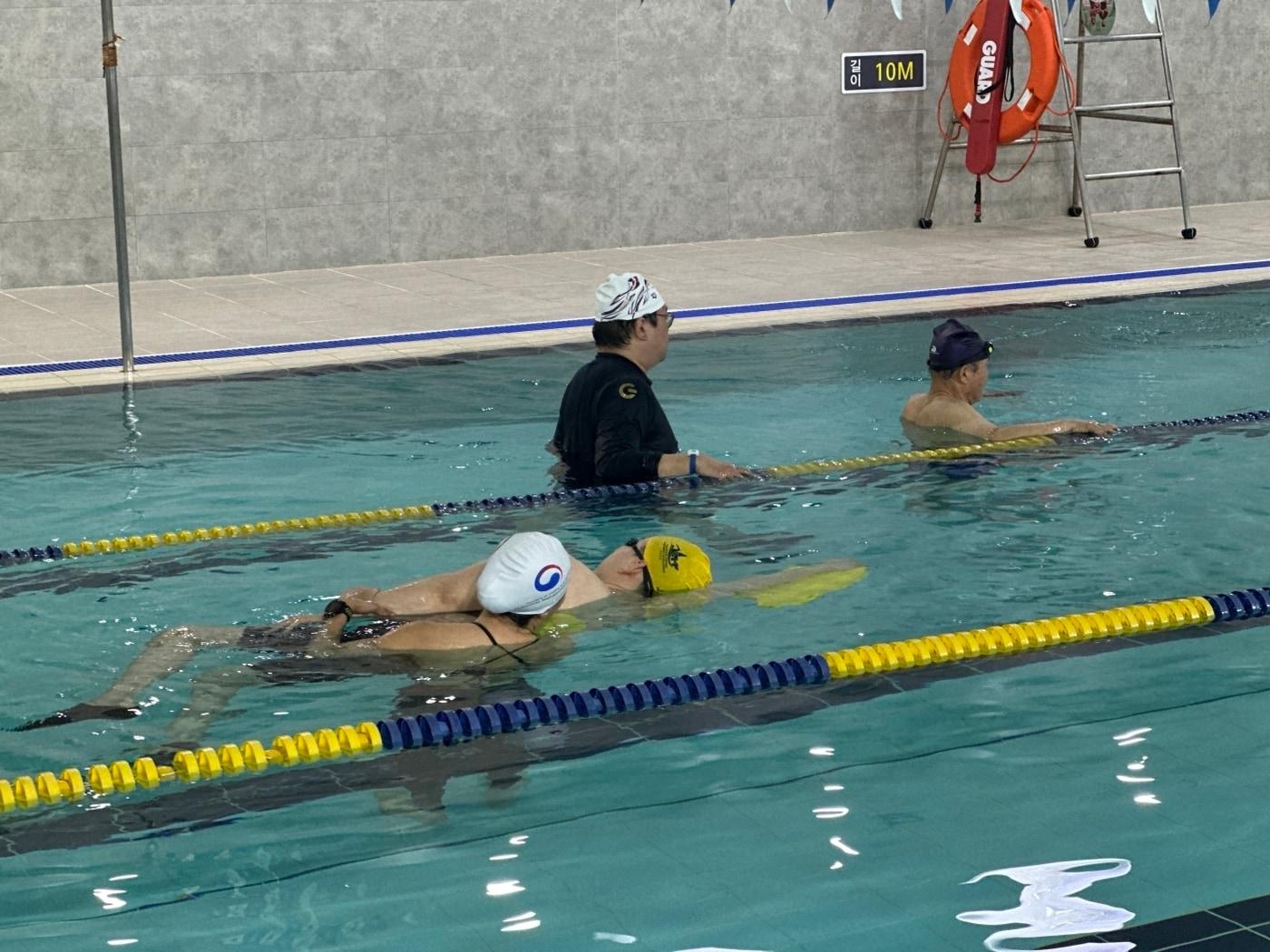 본문 이미지 - 수중재활 프로그램(강북구 제공)