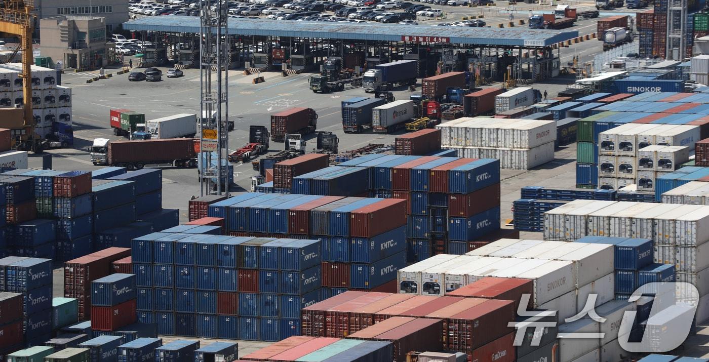 본문 이미지 - 부산항 신선대 부두 야적장. 2026.4.8 ⓒ 뉴스1 윤일지 기자